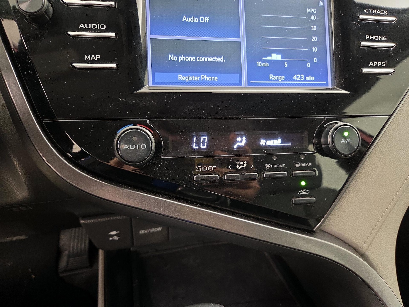 2019 Toyota Camry SE - Photo 17