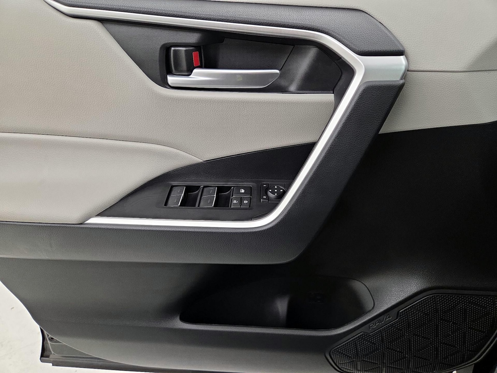 2024 Toyota RAV4 XLE - Photo 13