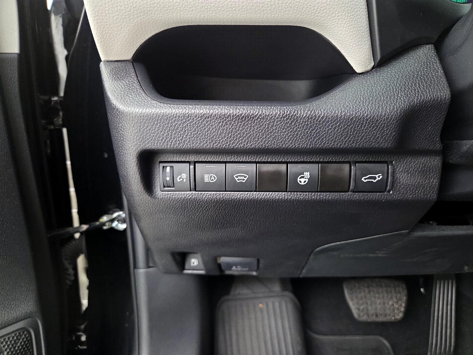 2024 Toyota RAV4 XLE - Photo 14