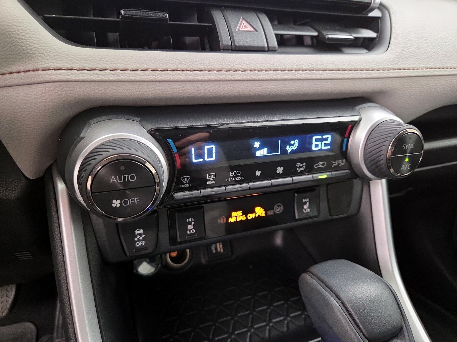 2024 Toyota RAV4 XLE - Photo 18