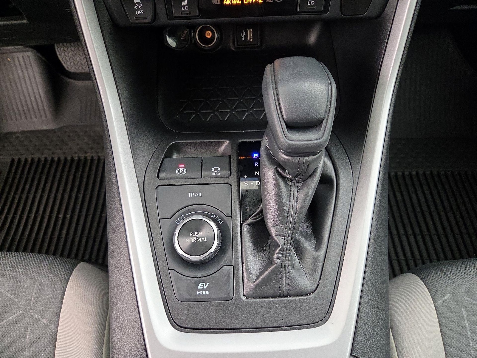 2024 Toyota RAV4 XLE - Photo 19