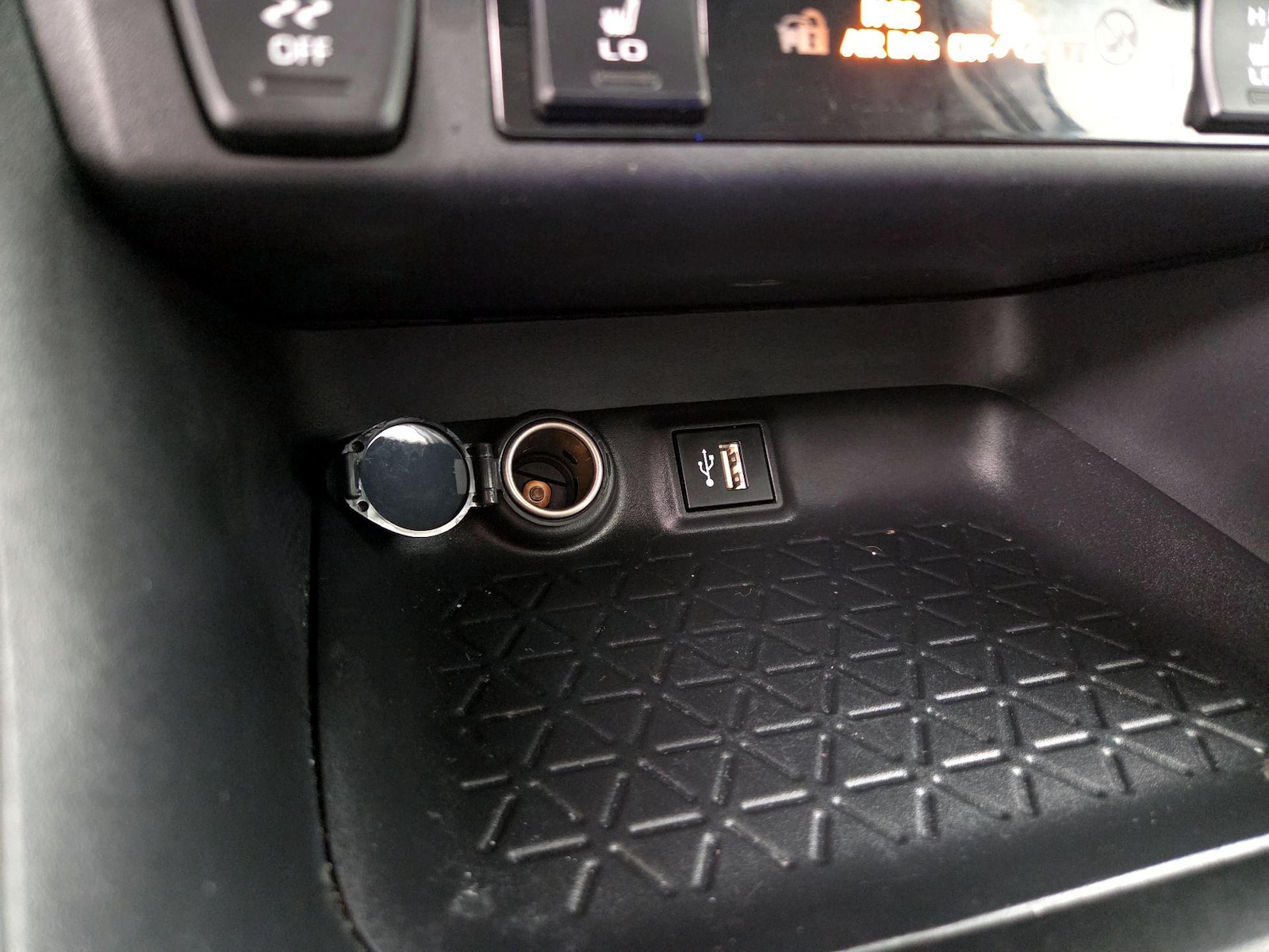 2024 Toyota RAV4 XLE - Photo 20