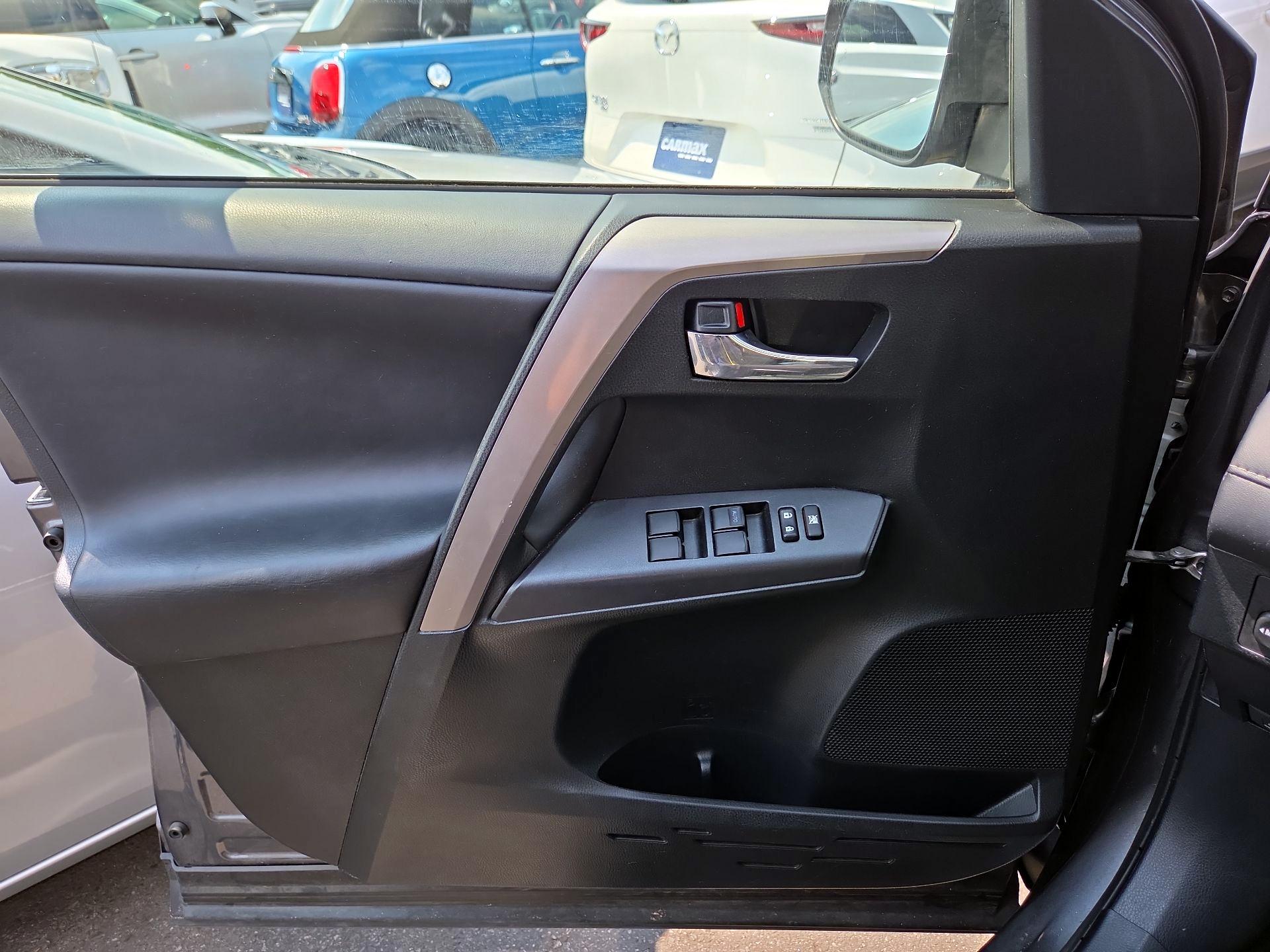 Thumbnail: 2018 Toyota RAV4 - 12