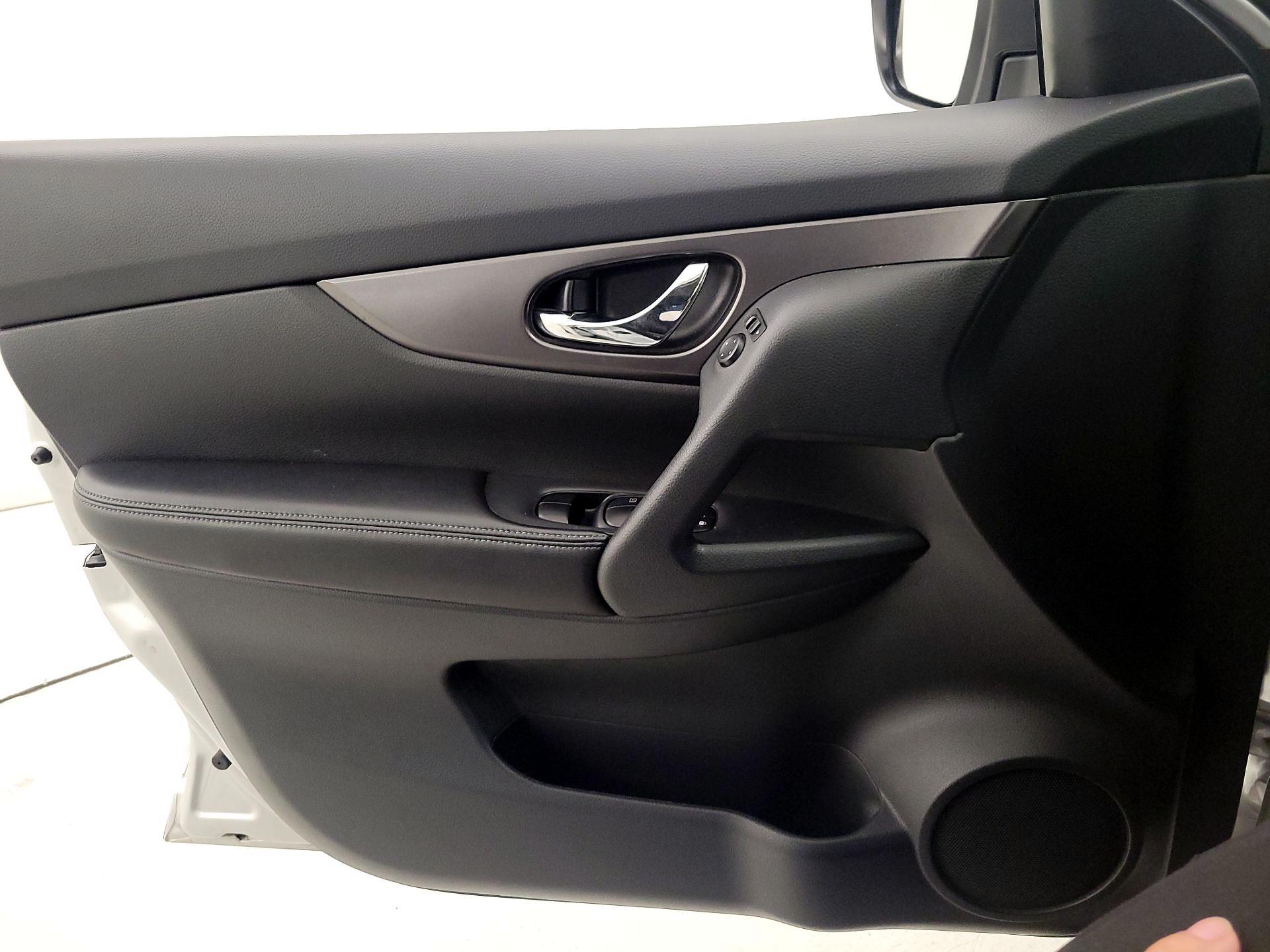 Thumbnail: 2015 Nissan Rogue - 12