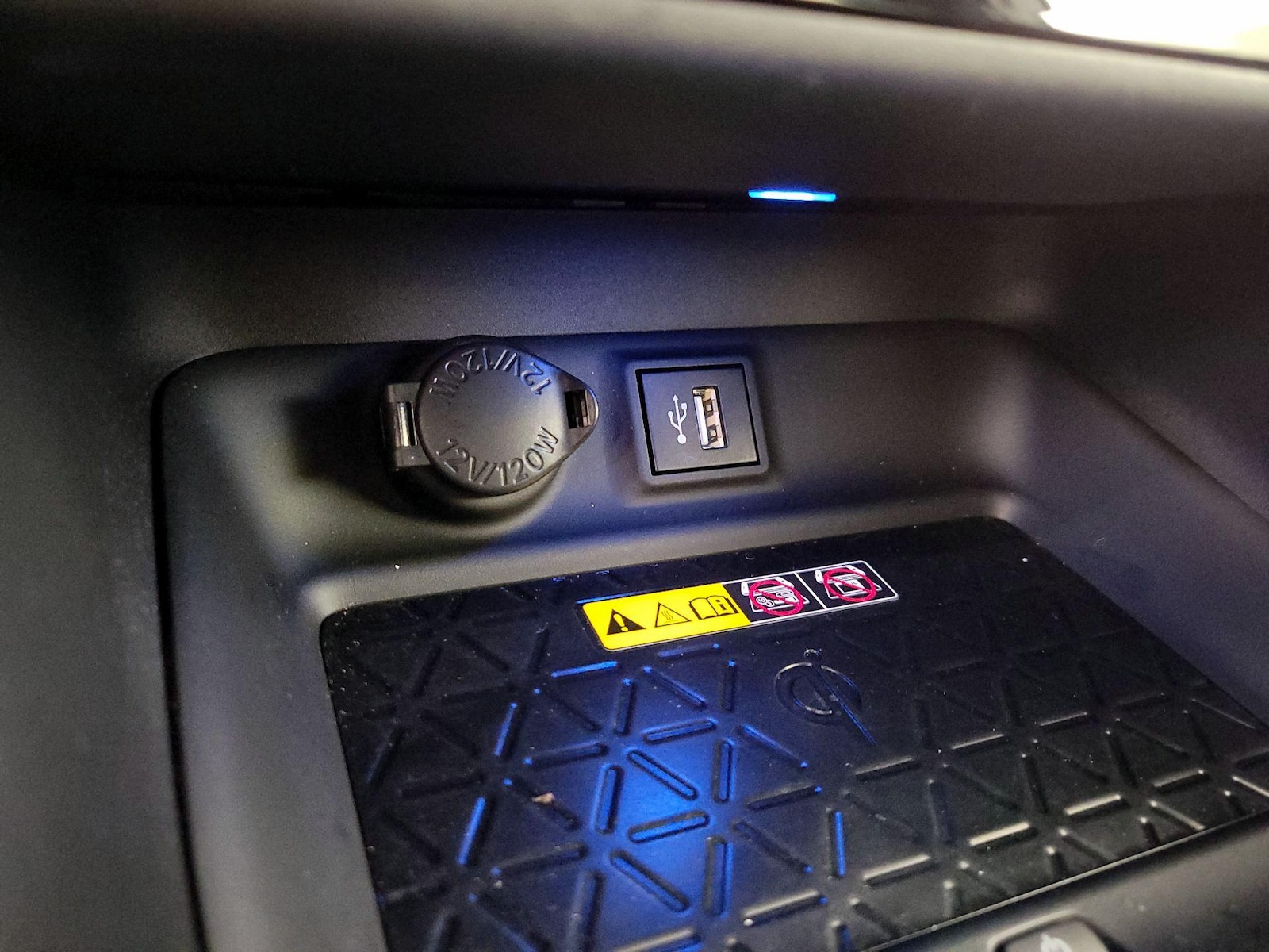 2024 Toyota RAV4 XSE - Photo 19