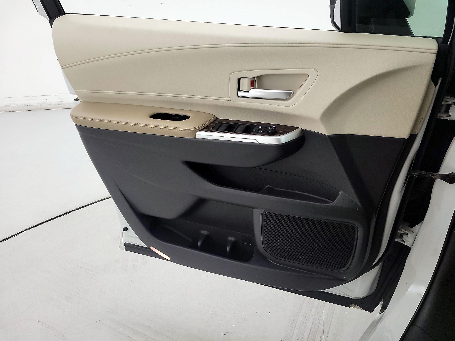 Thumbnail: 2022 Toyota Sienna - 12