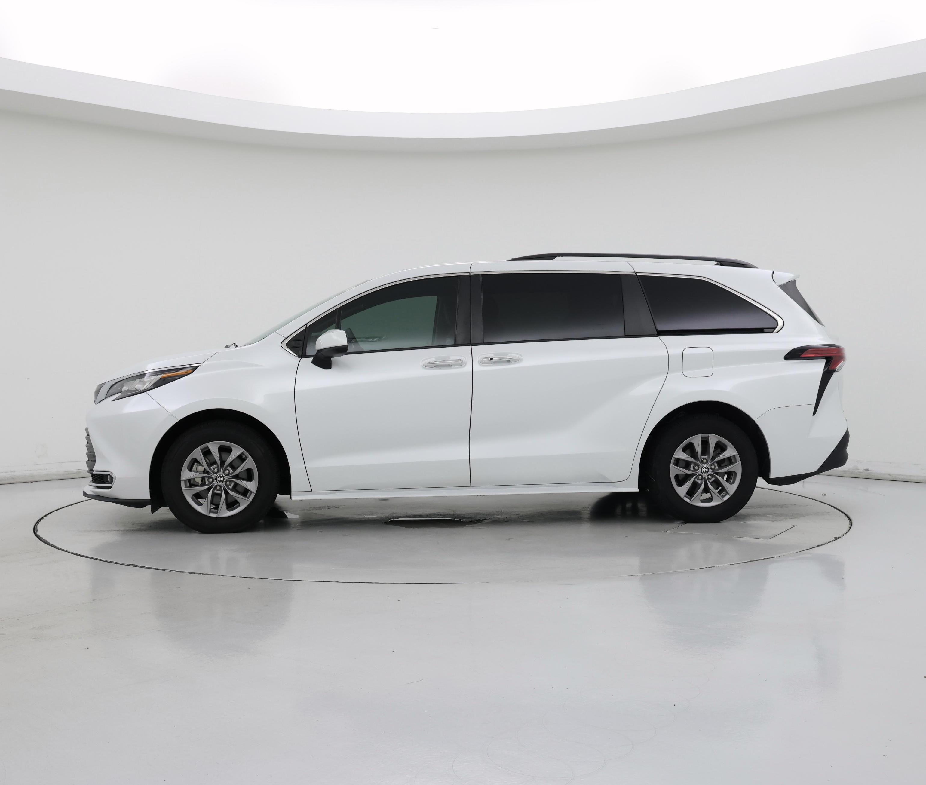 Thumbnail: 2022 Toyota Sienna - 3