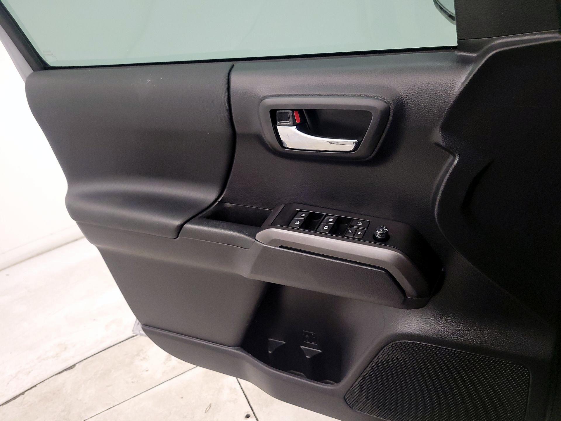 Thumbnail: 2020 Toyota Tacoma - 10