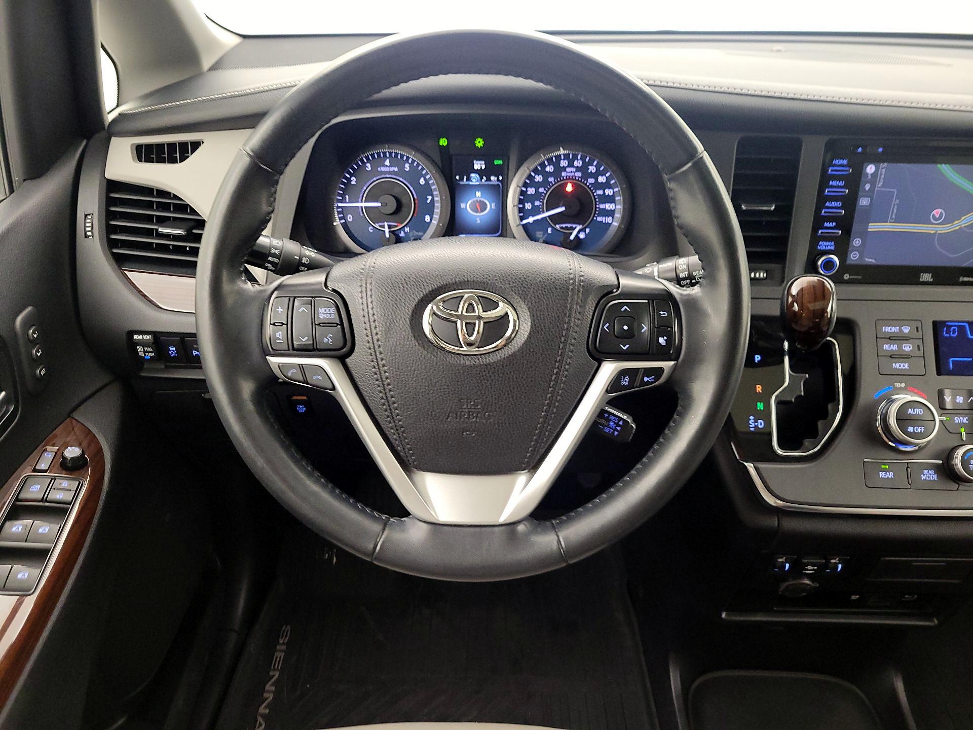 Thumbnail: 2019 Toyota Sienna - 10