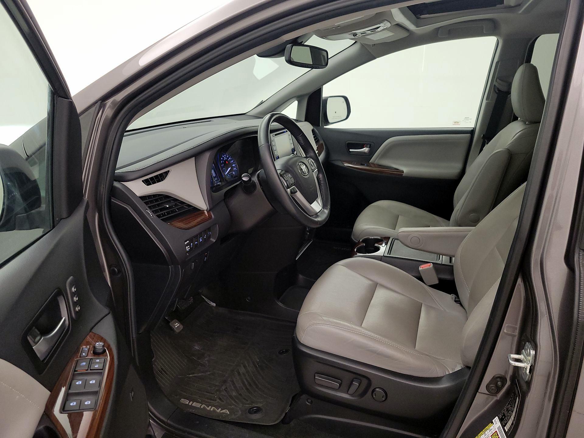 Thumbnail: 2019 Toyota Sienna - 11