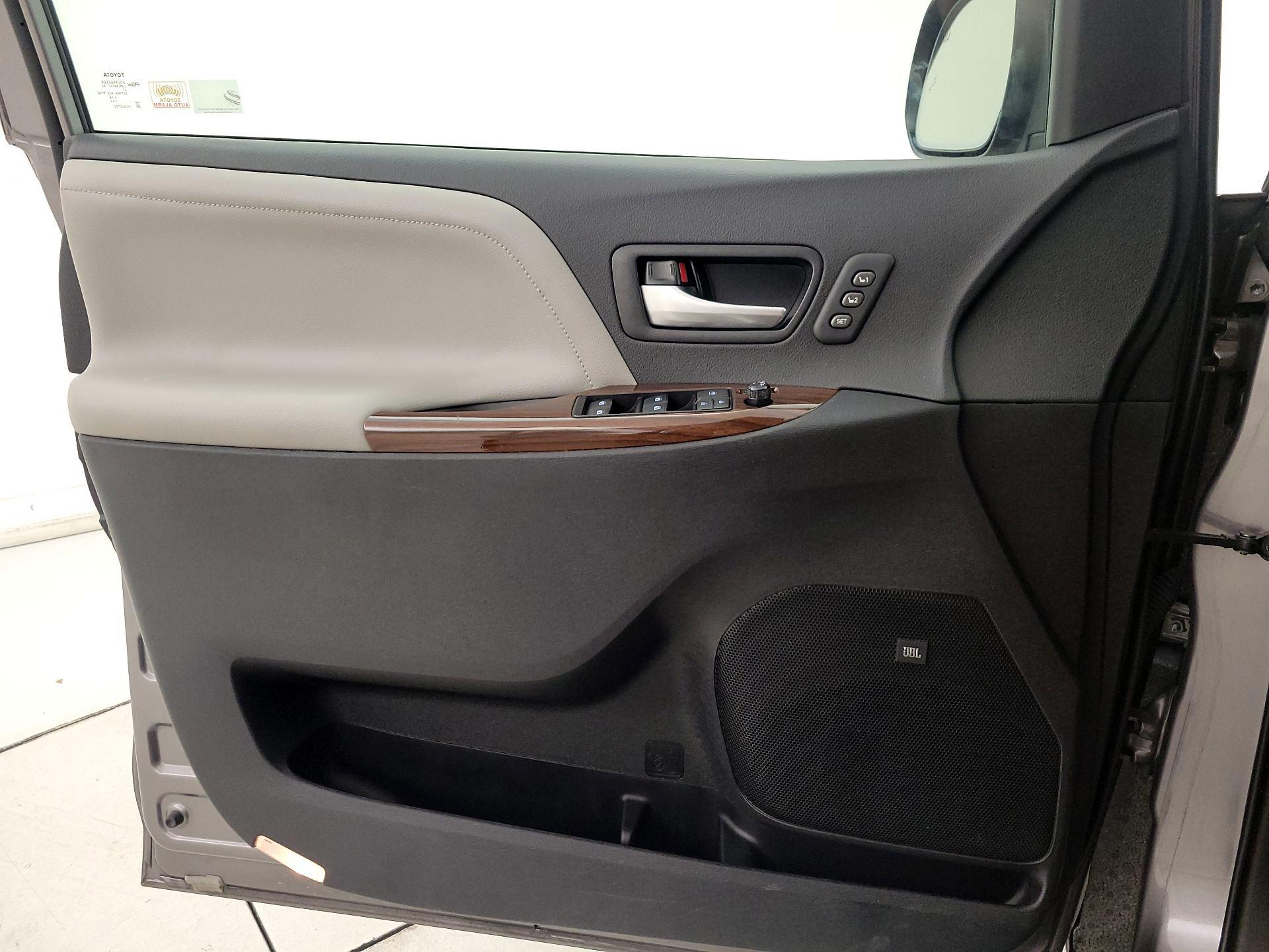 Thumbnail: 2019 Toyota Sienna - 12