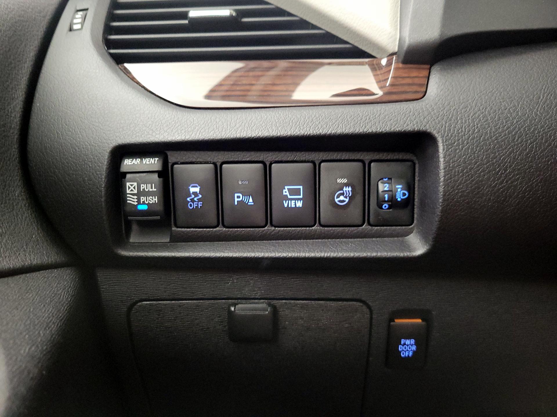 Thumbnail: 2019 Toyota Sienna - 13