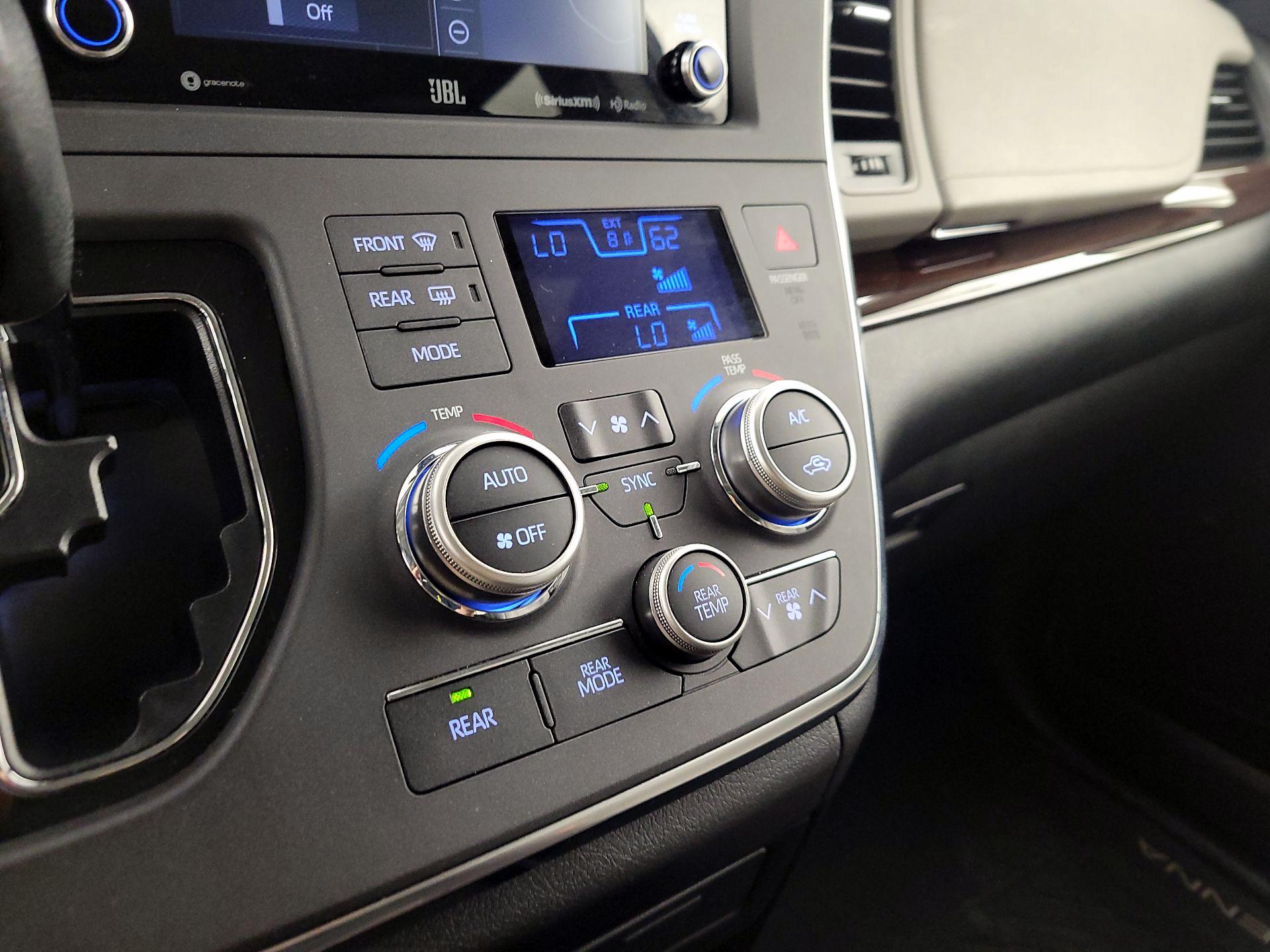 Thumbnail: 2019 Toyota Sienna - 17
