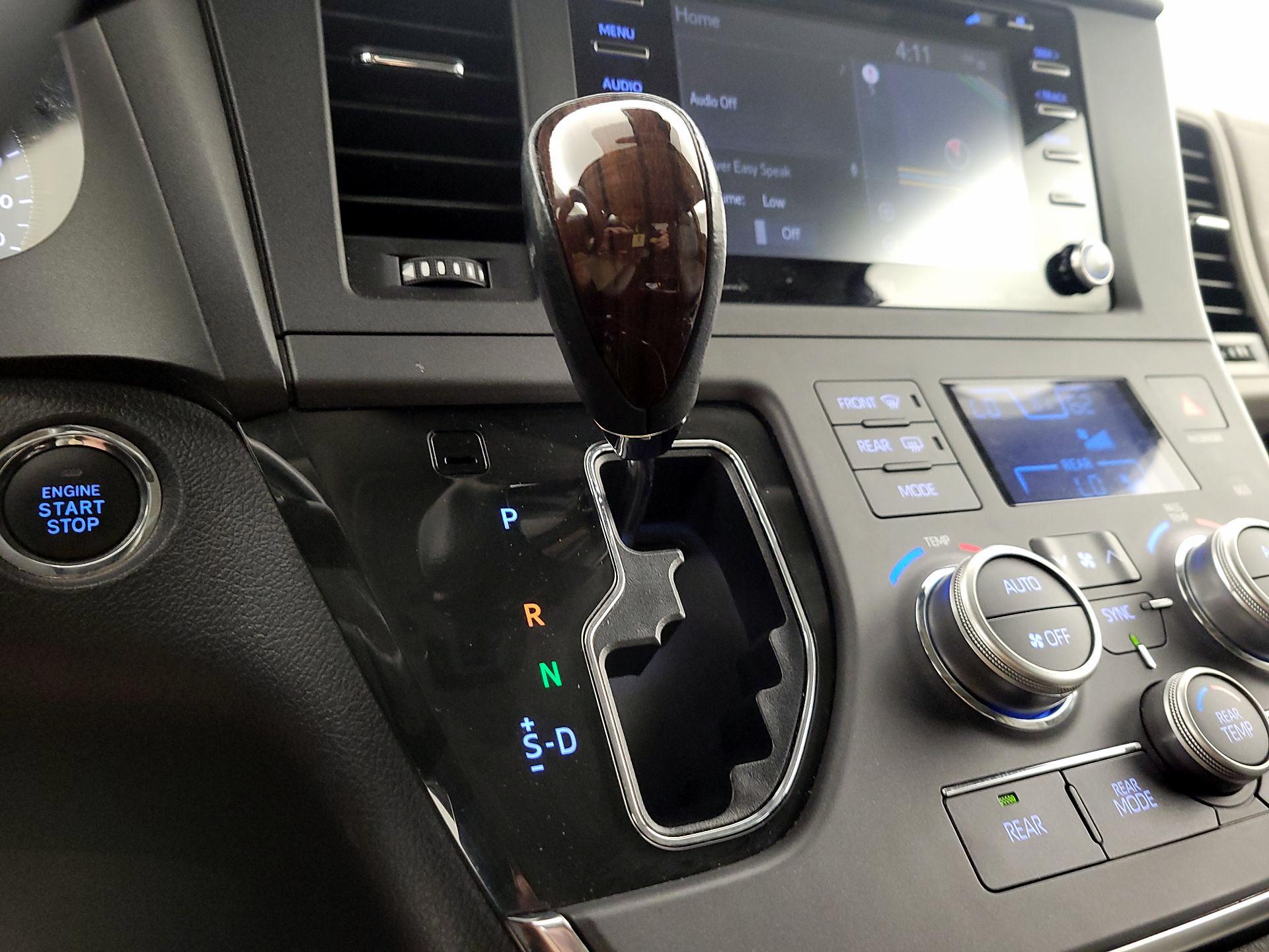 Thumbnail: 2019 Toyota Sienna - 18