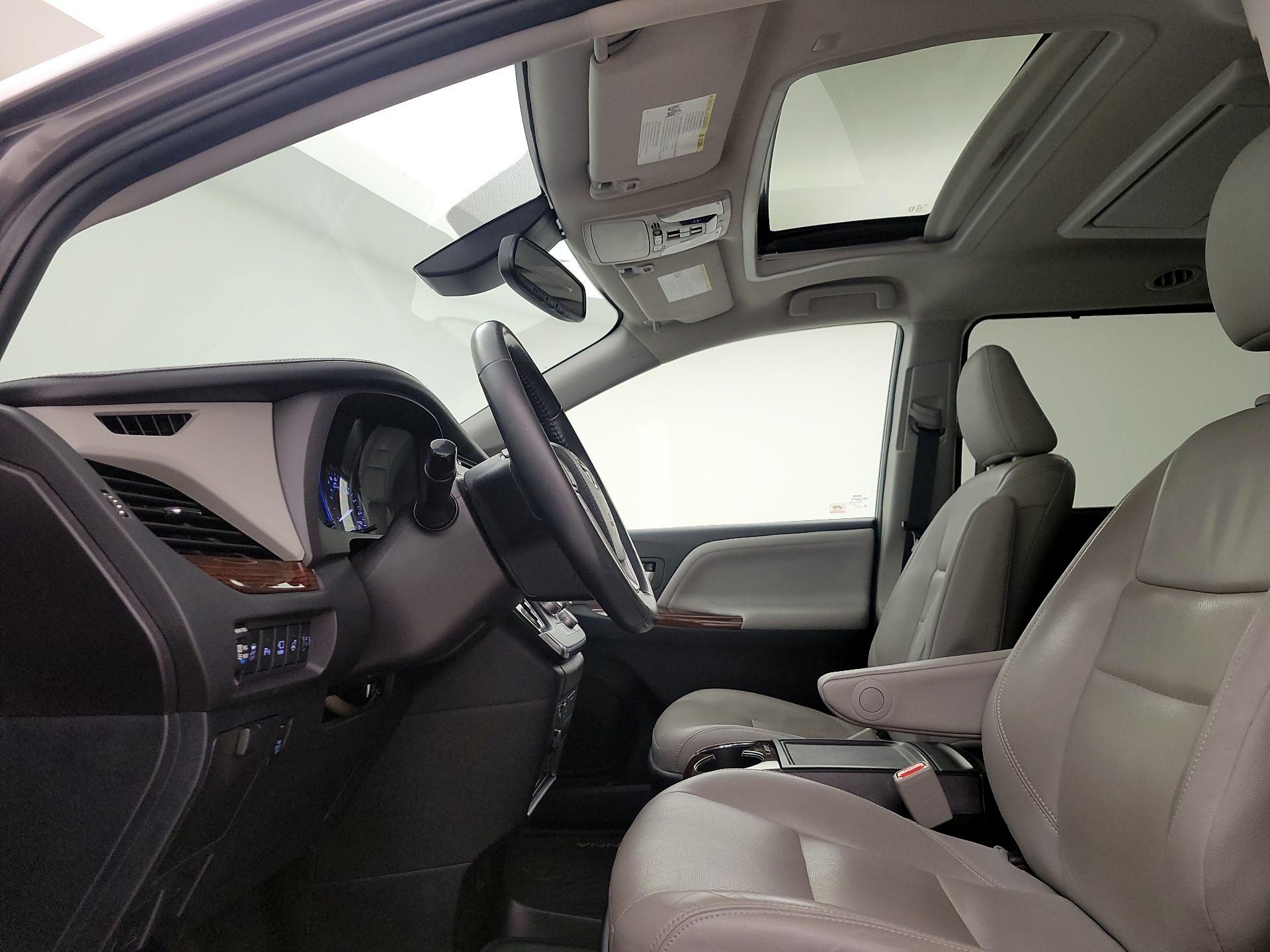Thumbnail: 2019 Toyota Sienna - 20