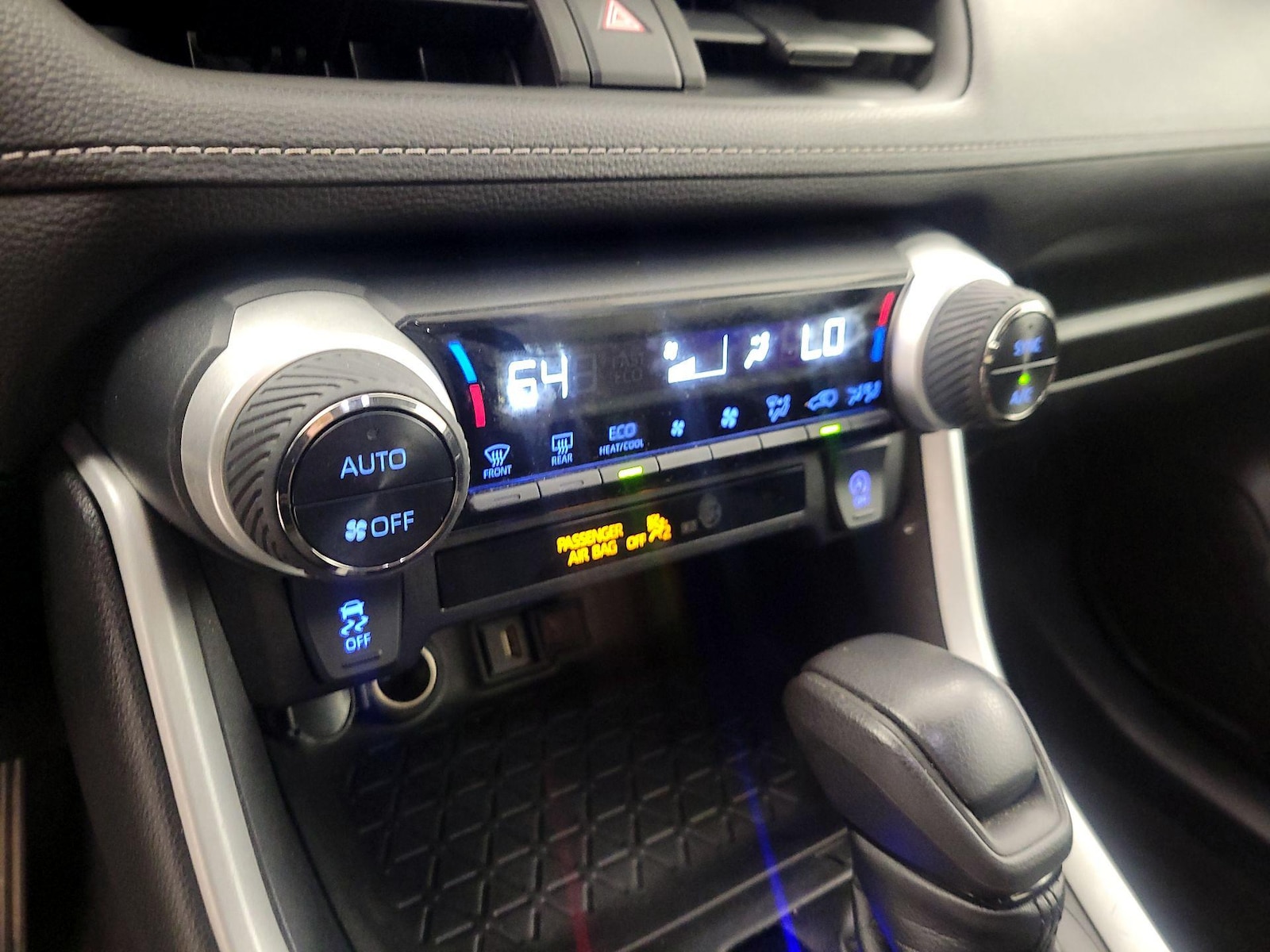 2022 Toyota RAV4 XLE - Photo 17