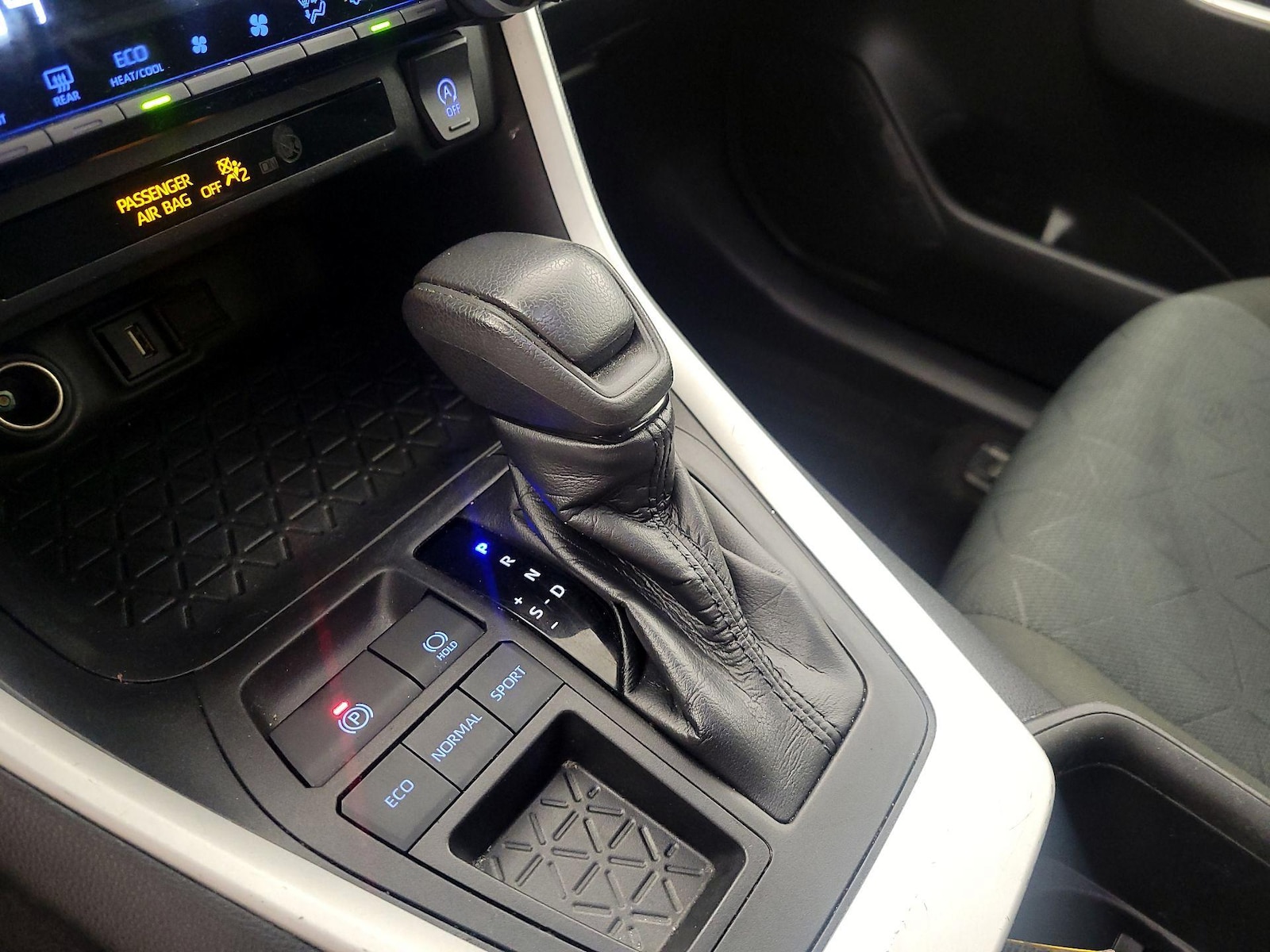2022 Toyota RAV4 XLE - Photo 18