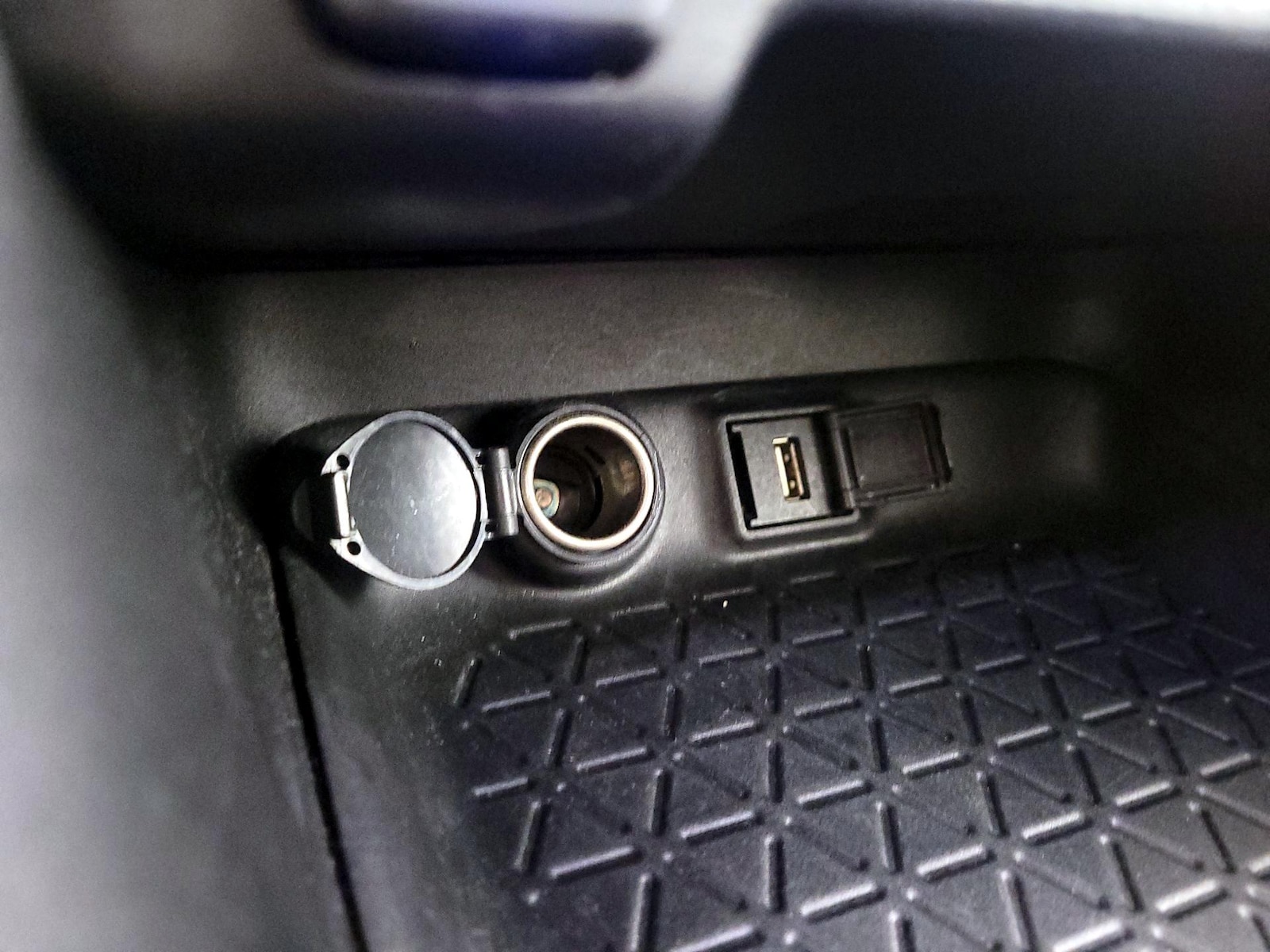 2022 Toyota RAV4 XLE - Photo 19