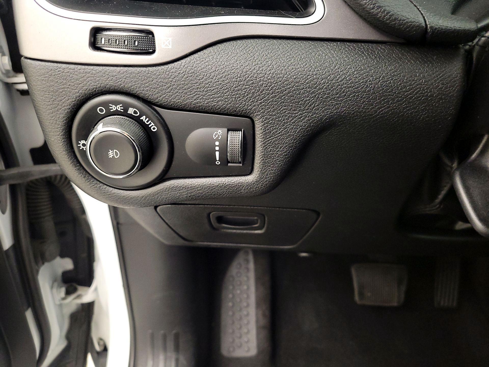 Thumbnail: 2019 Jeep Cherokee - 13