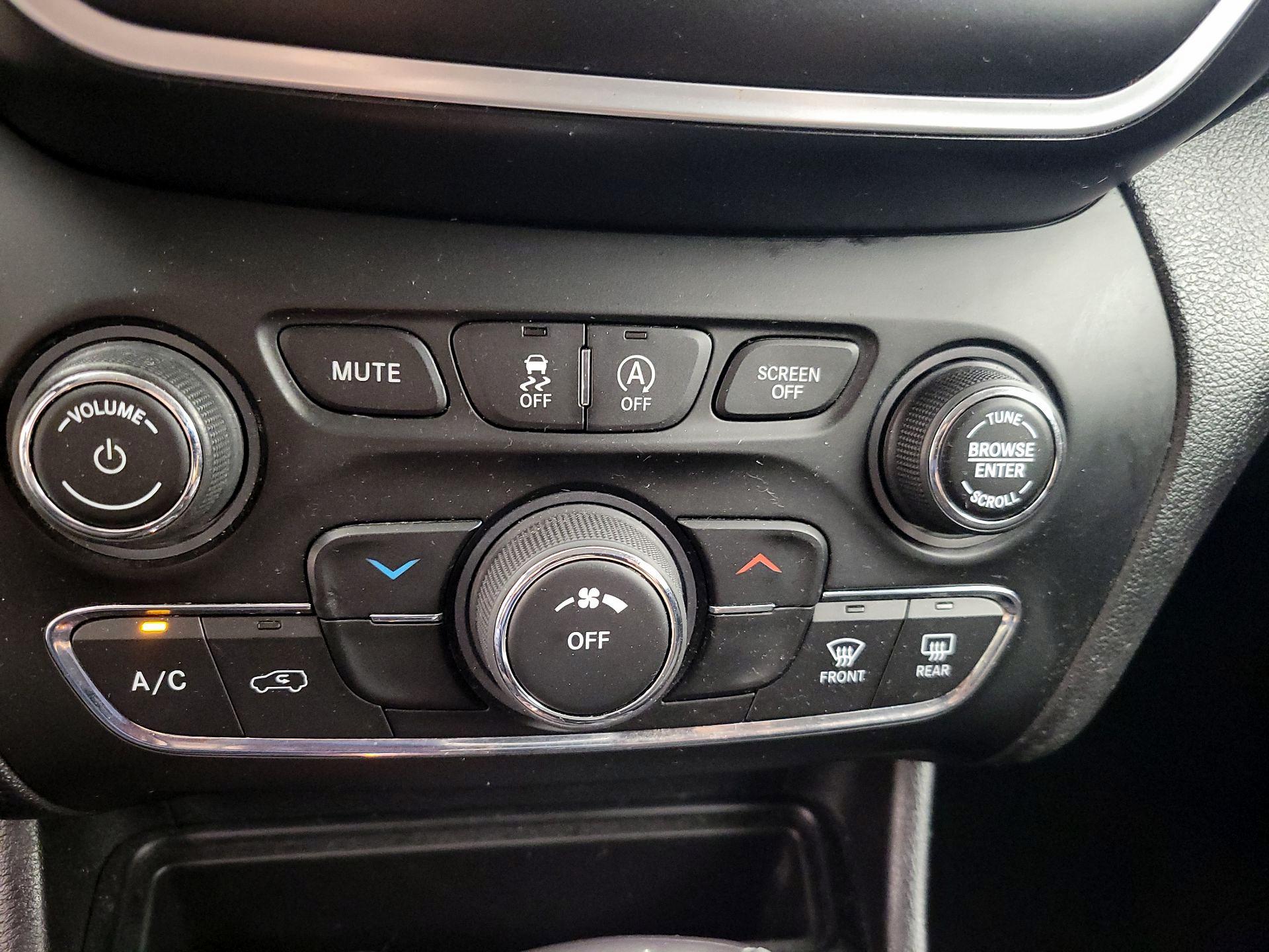 Thumbnail: 2019 Jeep Cherokee - 16
