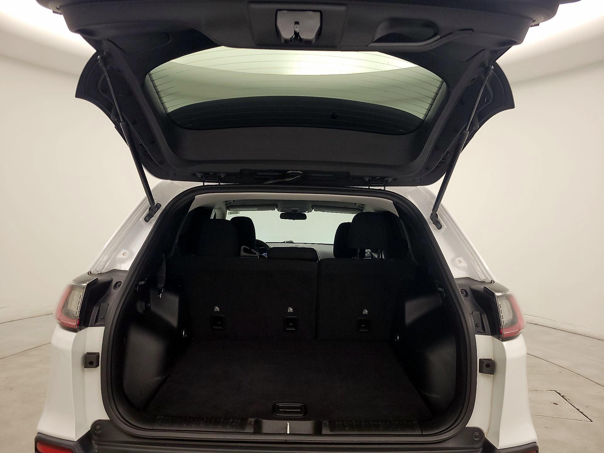 Thumbnail: 2019 Jeep Cherokee - 20