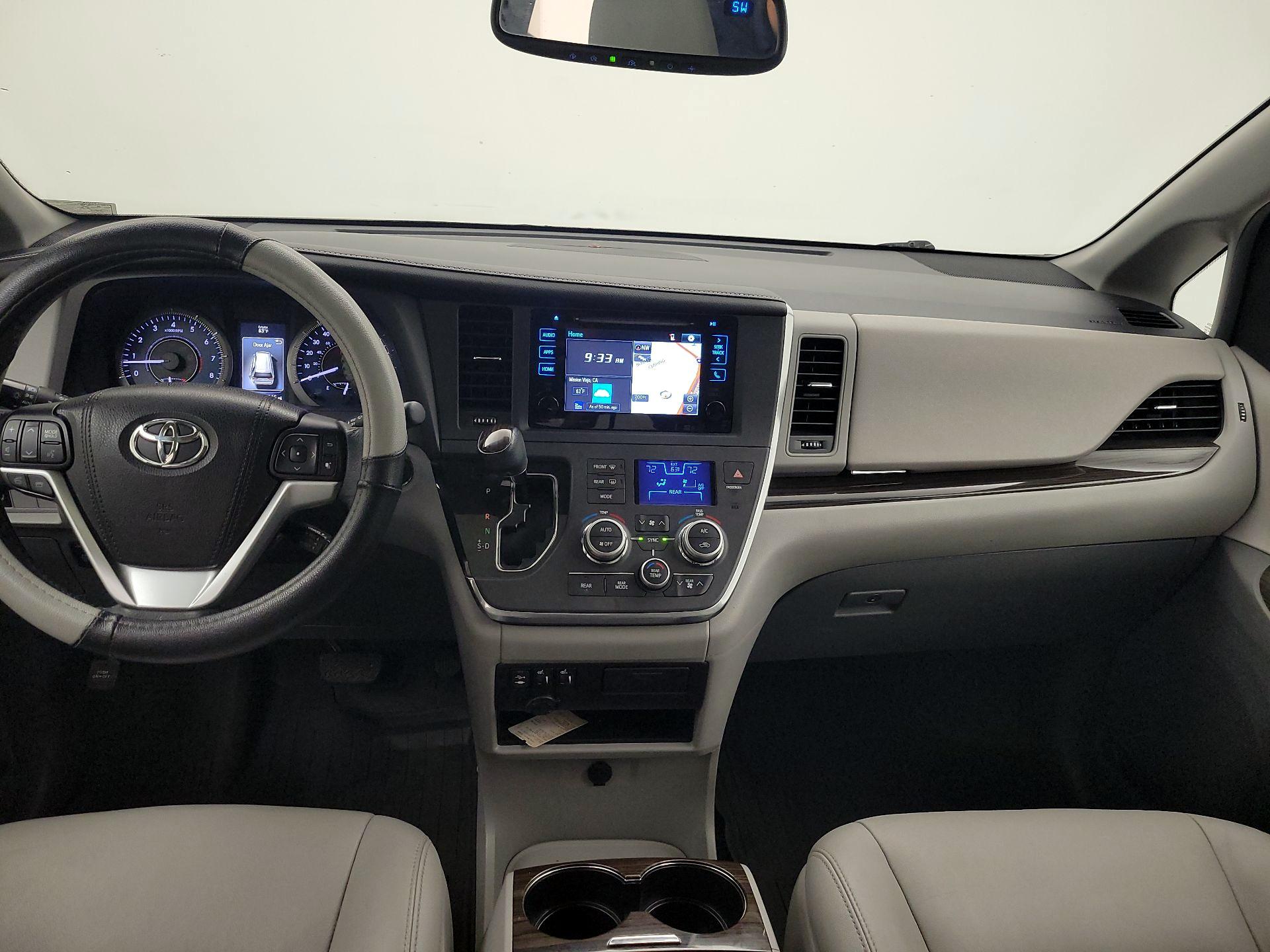 Thumbnail: 2017 Toyota Sienna - 9