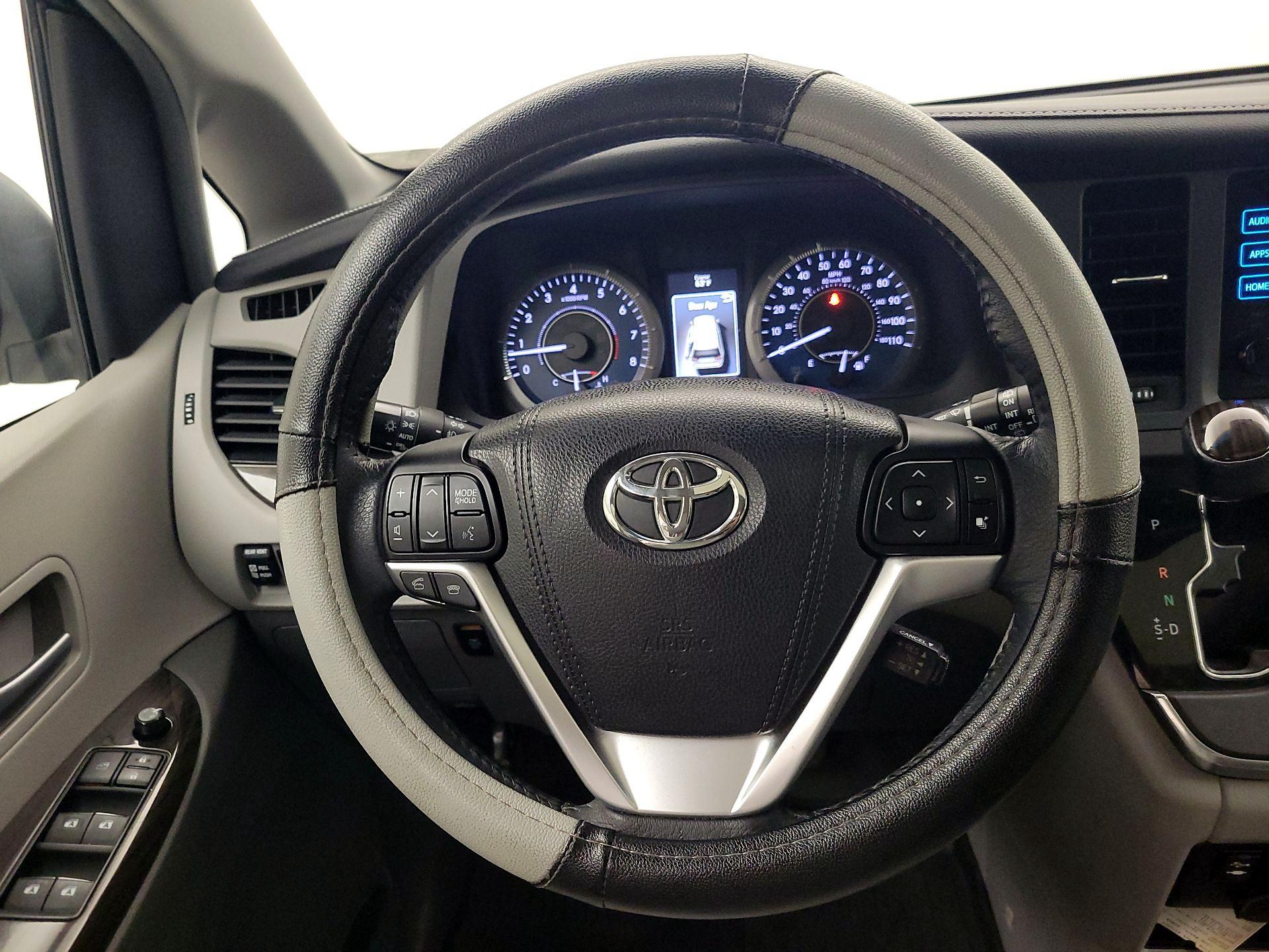 Thumbnail: 2017 Toyota Sienna - 10