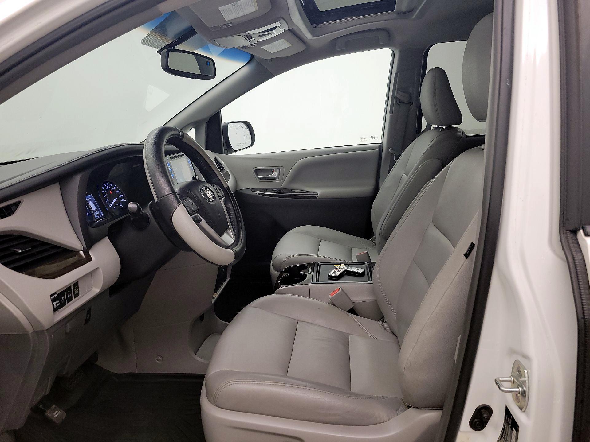 Thumbnail: 2017 Toyota Sienna - 11