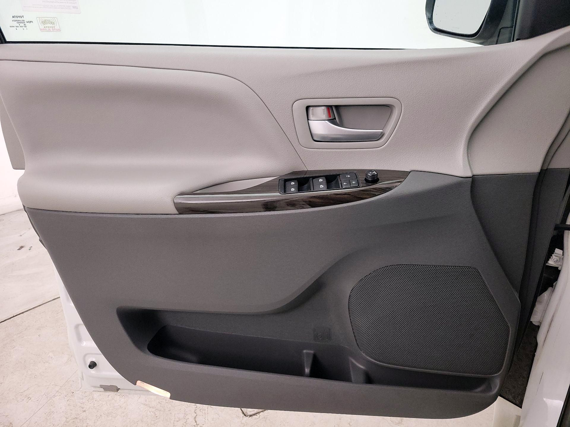 Thumbnail: 2017 Toyota Sienna - 12