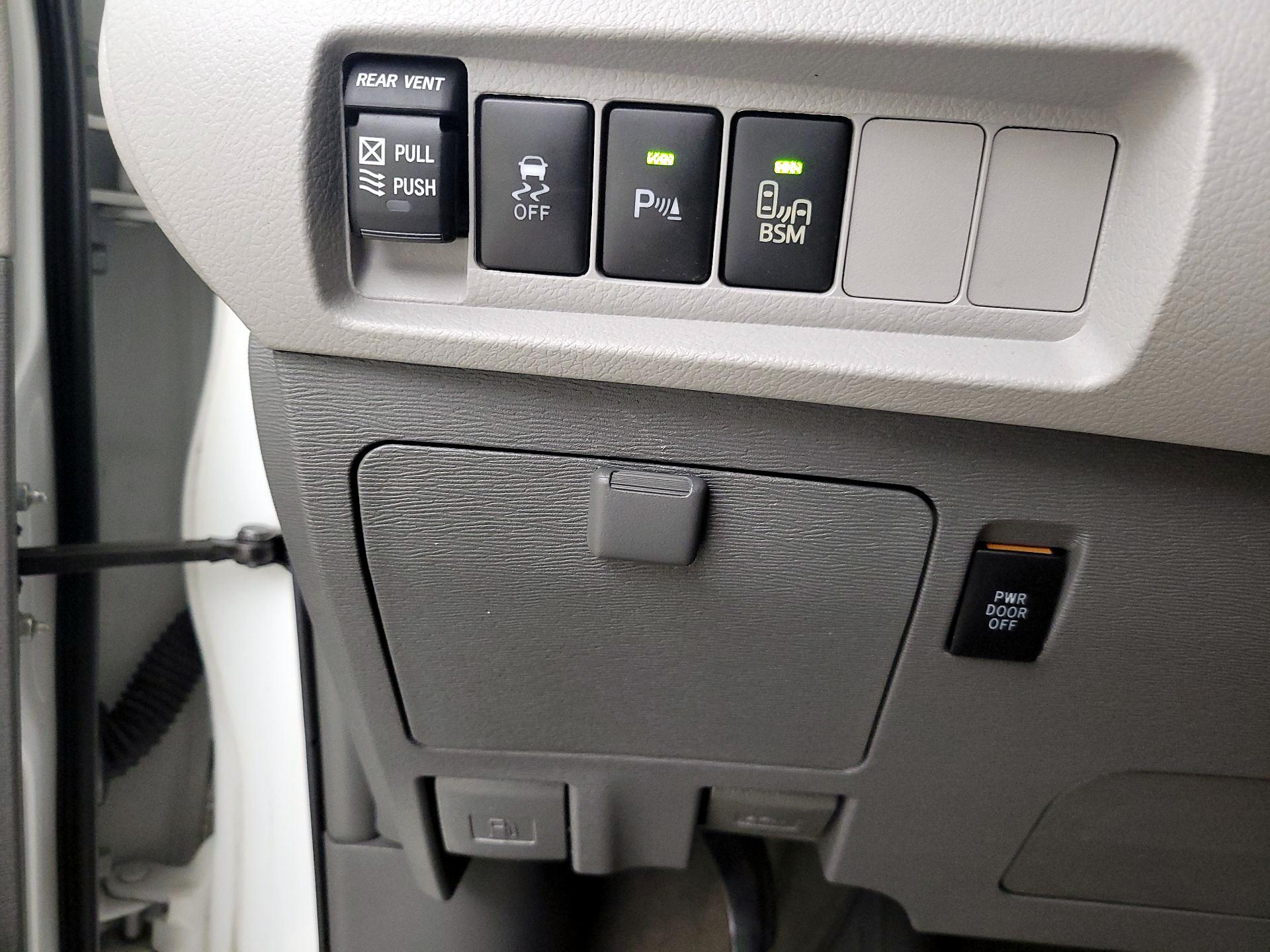 Thumbnail: 2017 Toyota Sienna - 13