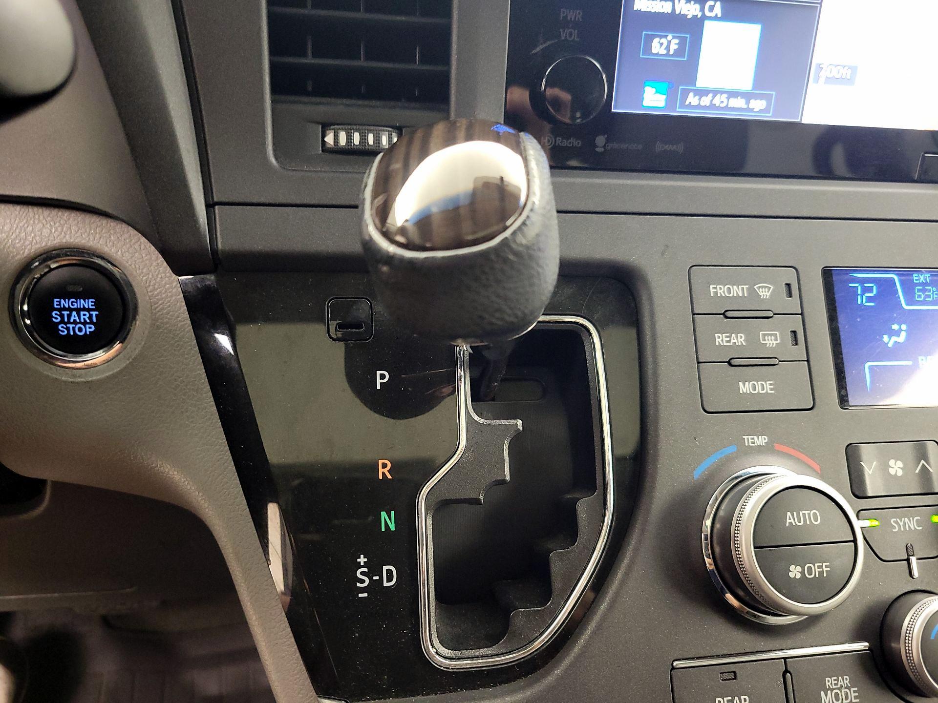 Thumbnail: 2017 Toyota Sienna - 18