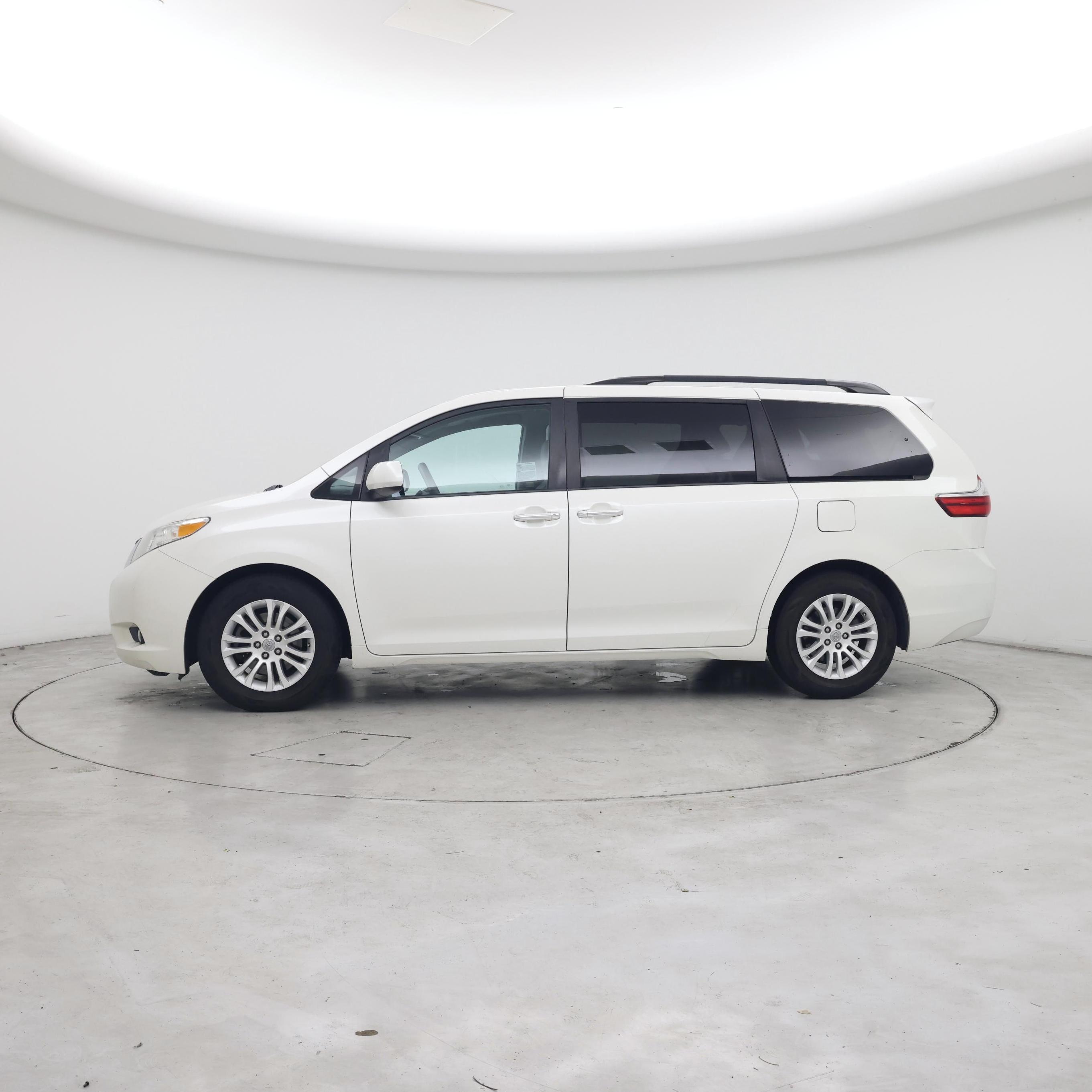 Thumbnail: 2017 Toyota Sienna - 3