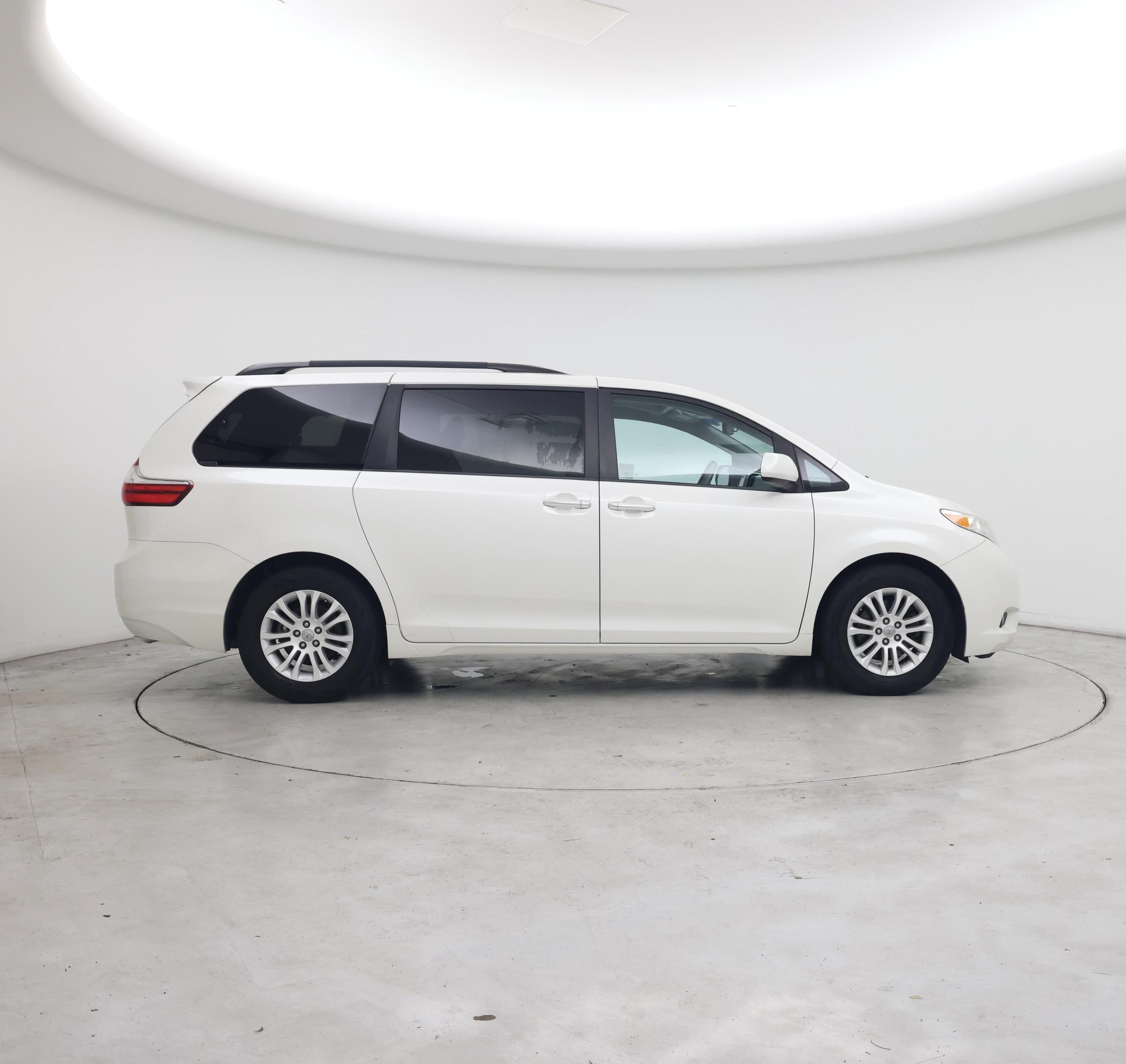 Thumbnail: 2017 Toyota Sienna - 7
