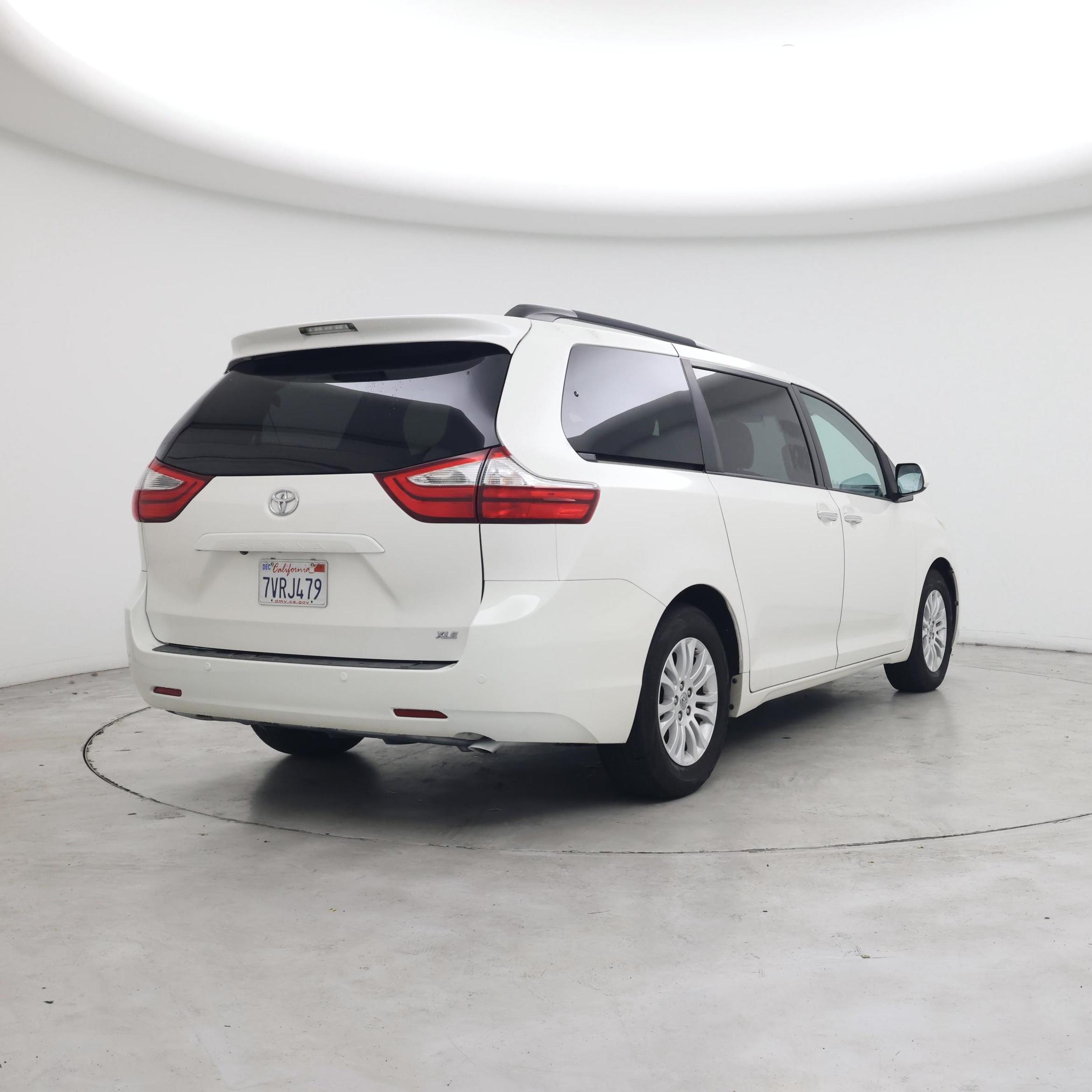 Thumbnail: 2017 Toyota Sienna - 8