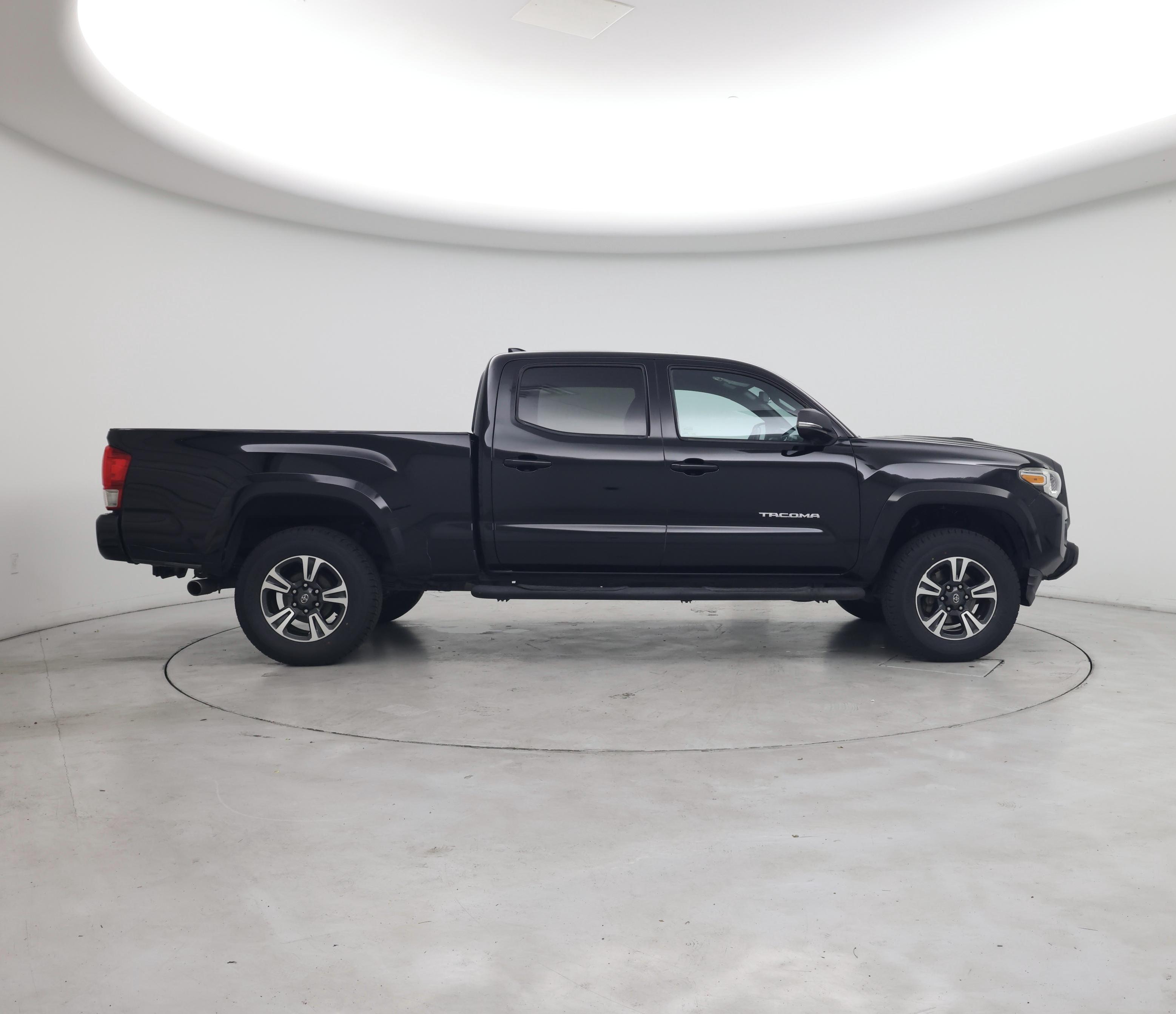 Thumbnail: 2016 Toyota Tacoma - 7