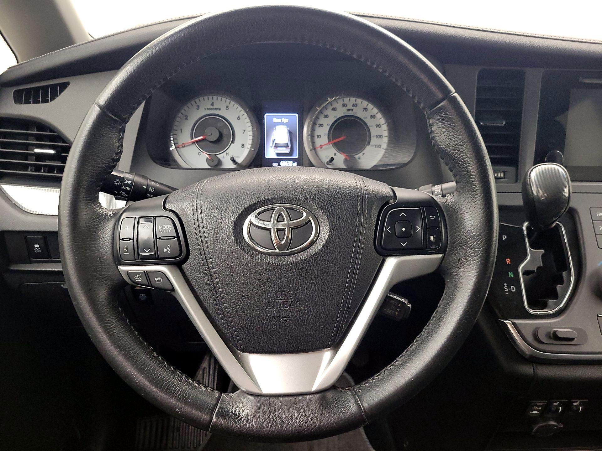 Thumbnail: 2017 Toyota Sienna - 10