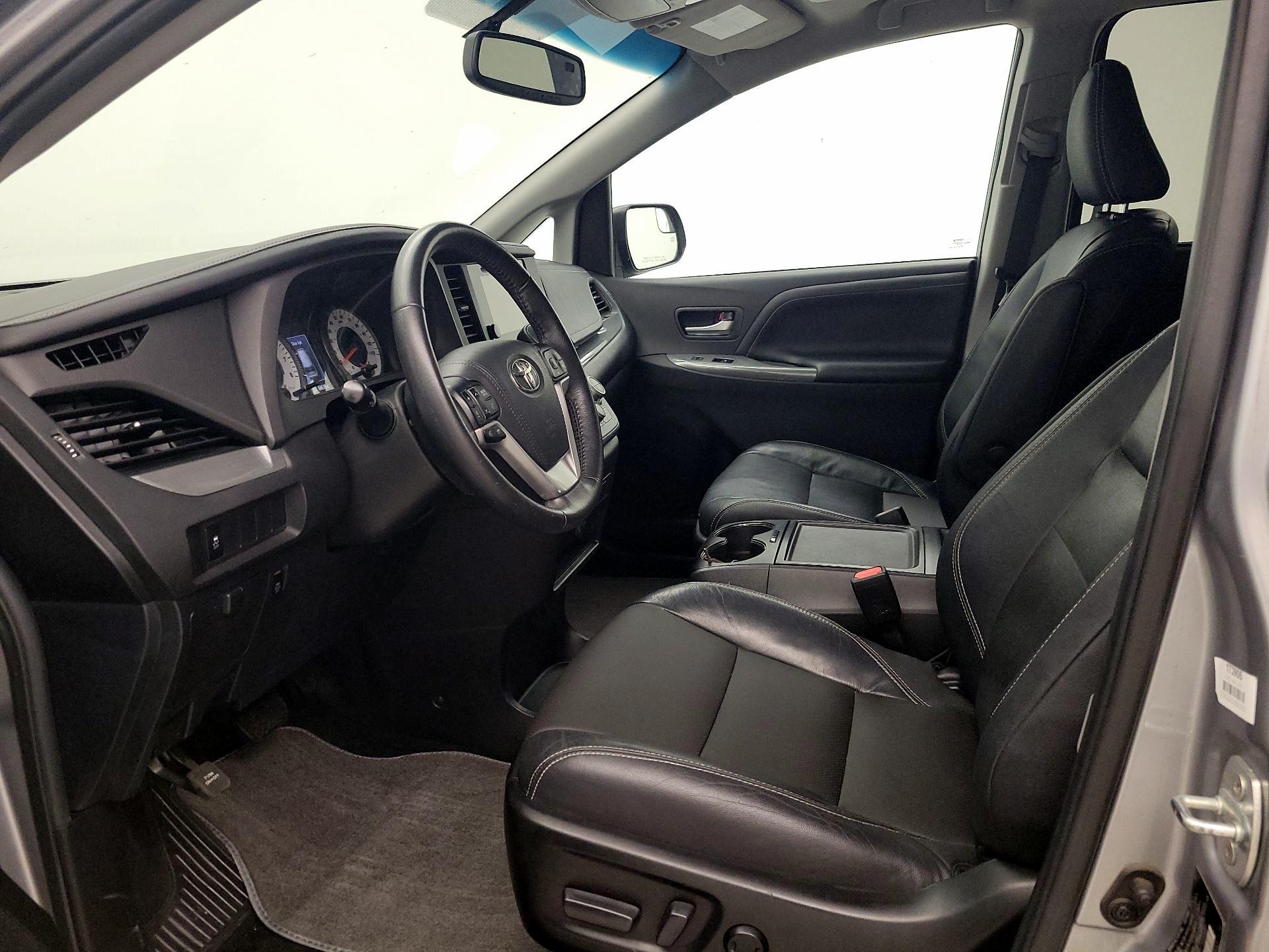 Thumbnail: 2017 Toyota Sienna - 11