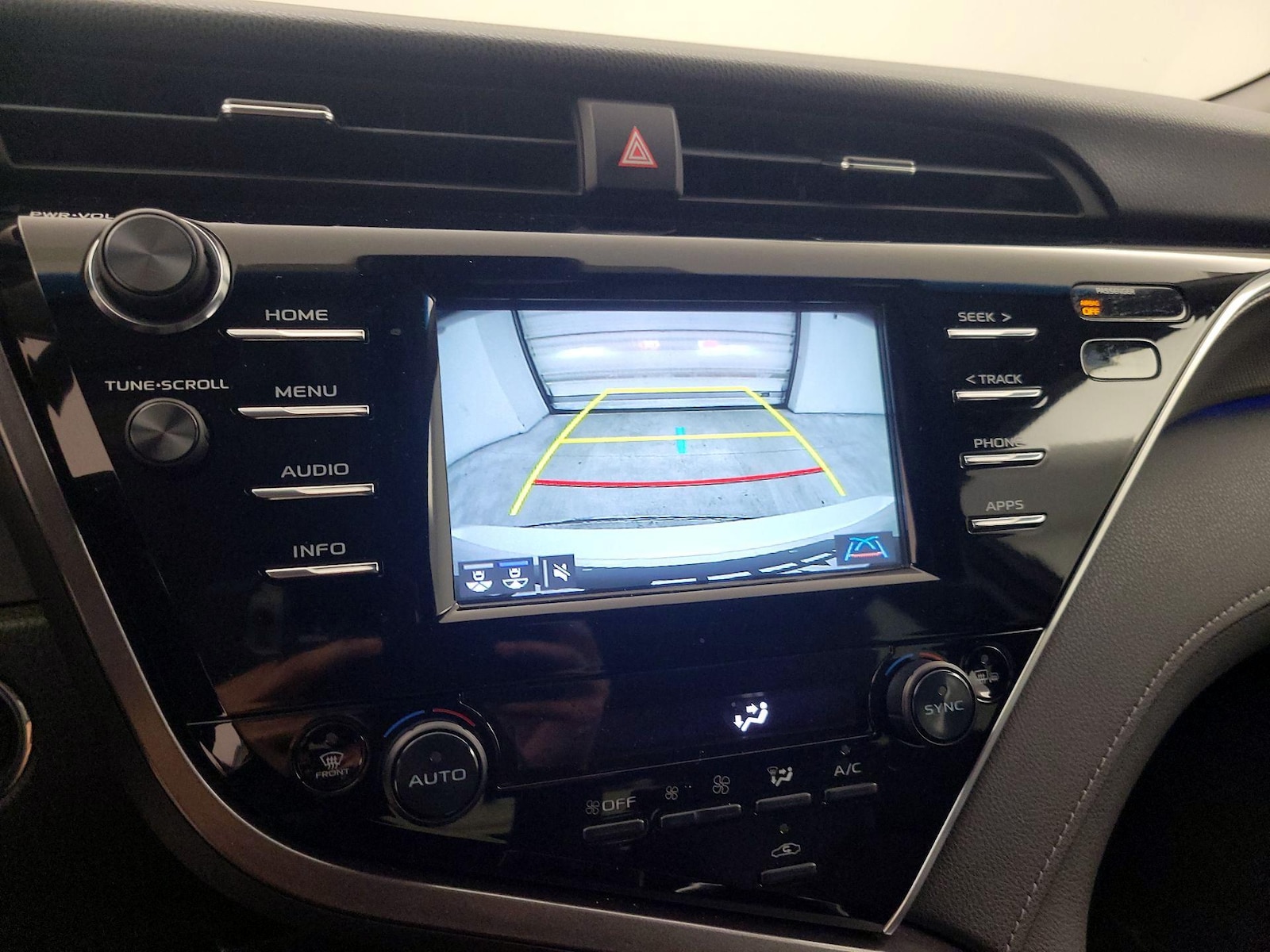 2018 Toyota Camry XSE - Photo 13