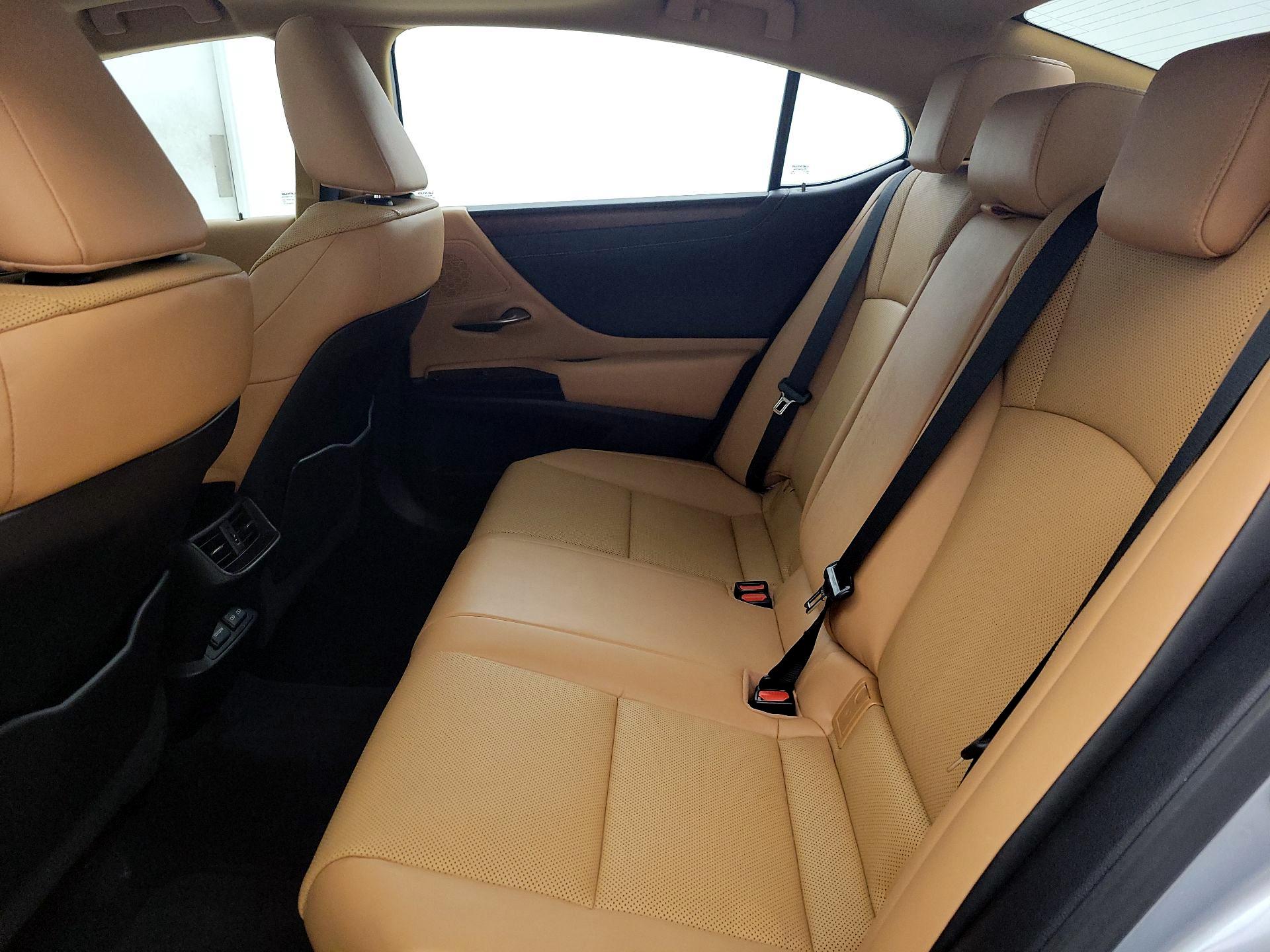 Thumbnail: 2022 Lexus ES - 17