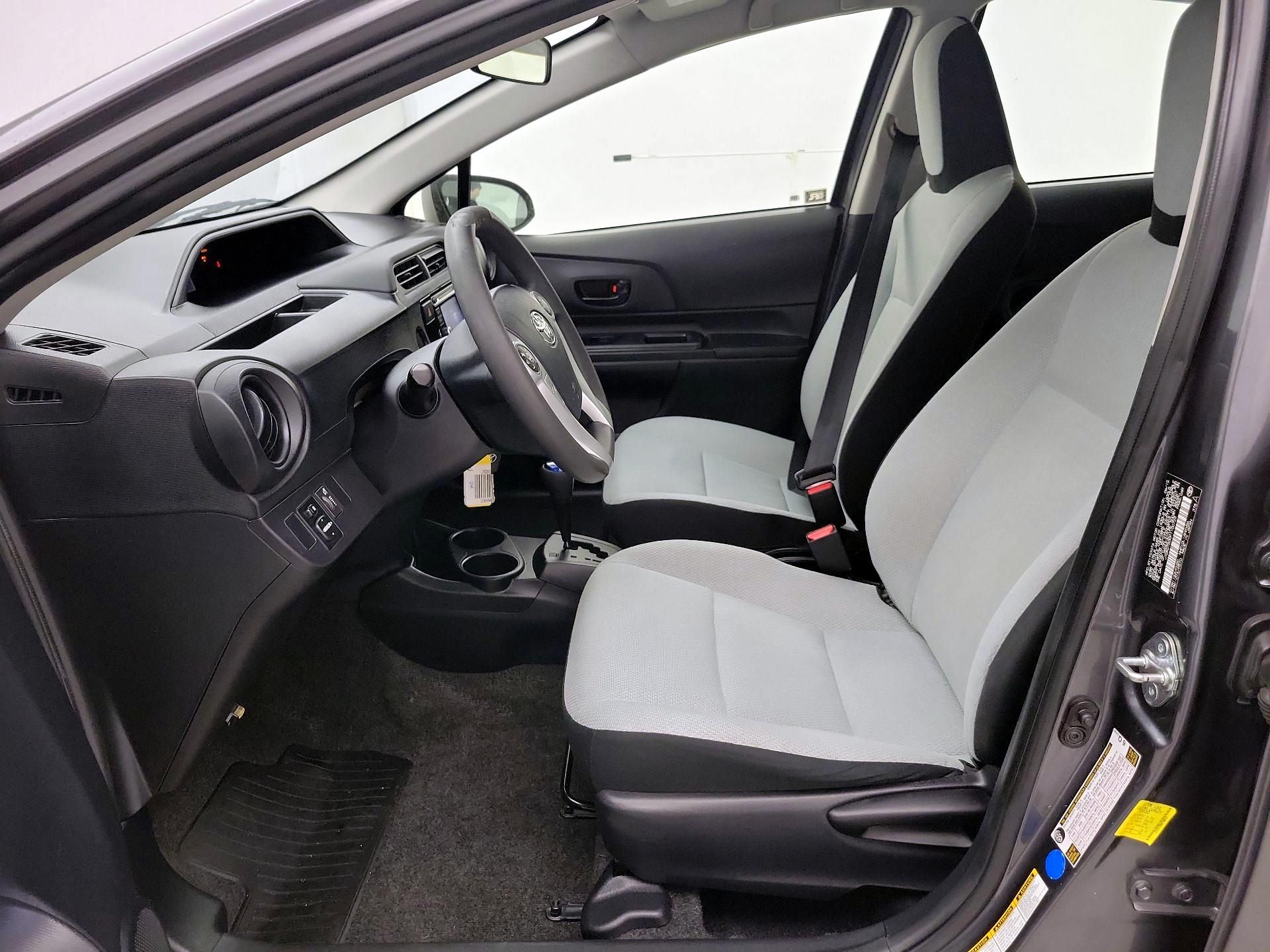 Thumbnail: 2015 Toyota Prius c - 11