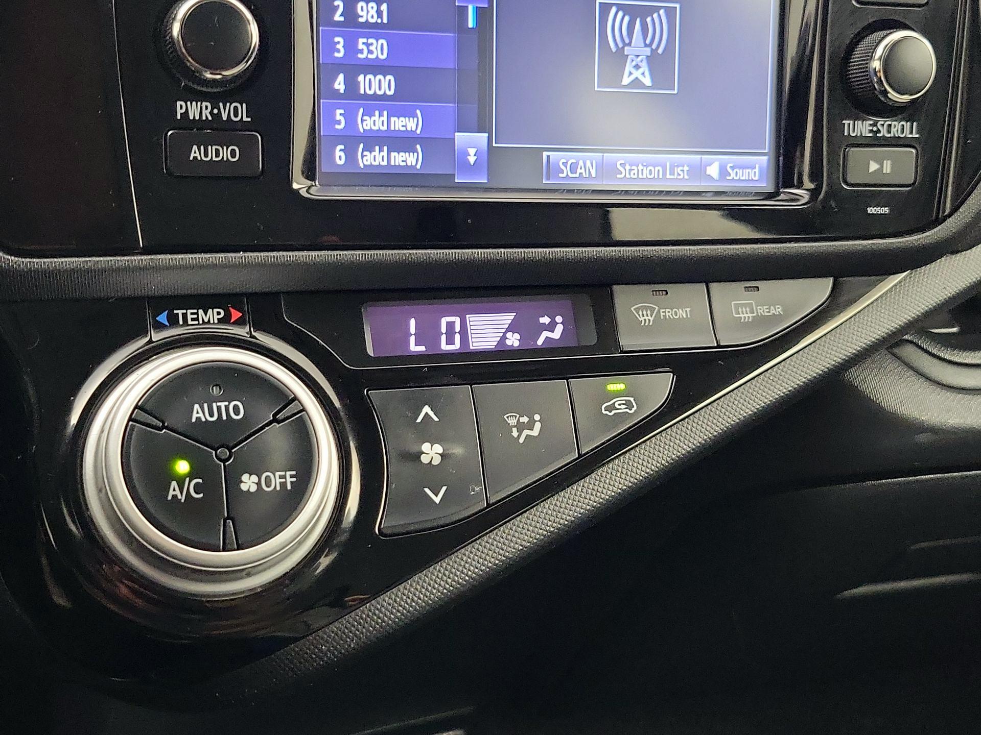 Thumbnail: 2015 Toyota Prius c - 15