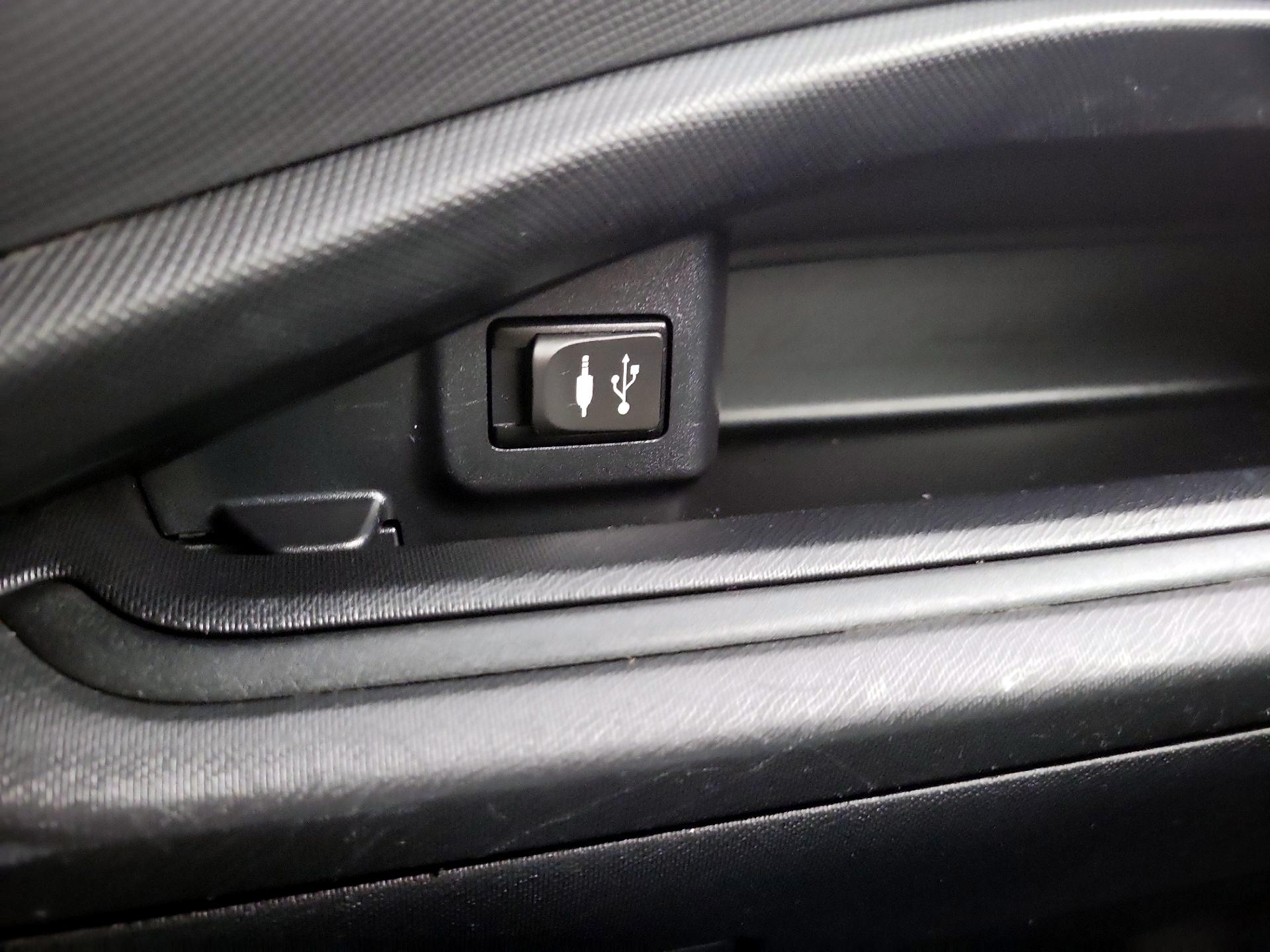 Thumbnail: 2015 Toyota Prius c - 17