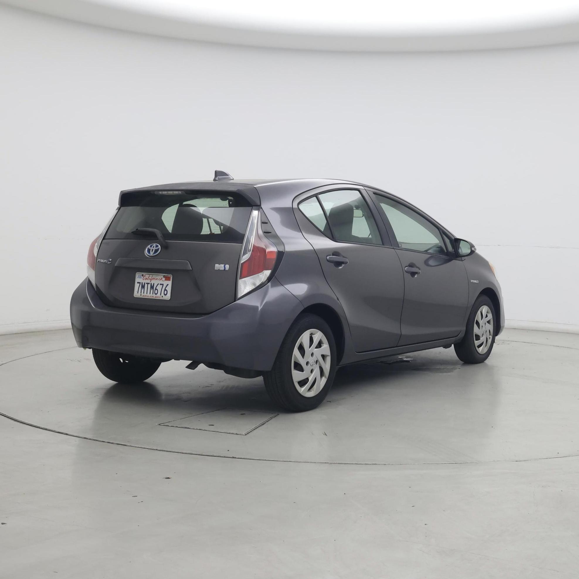 Thumbnail: 2015 Toyota Prius c - 8