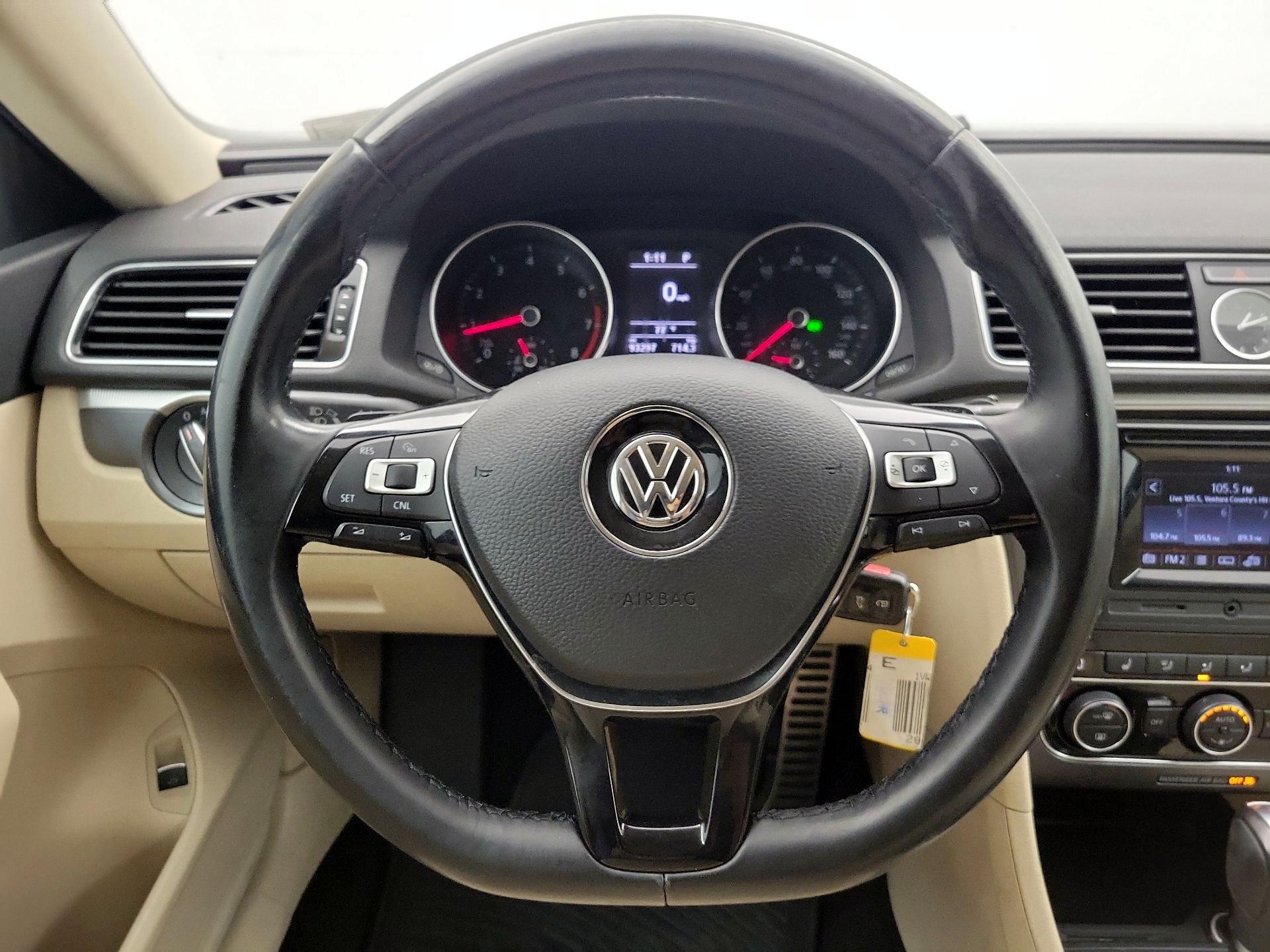 Thumbnail: 2016 Volkswagen Passat - 10