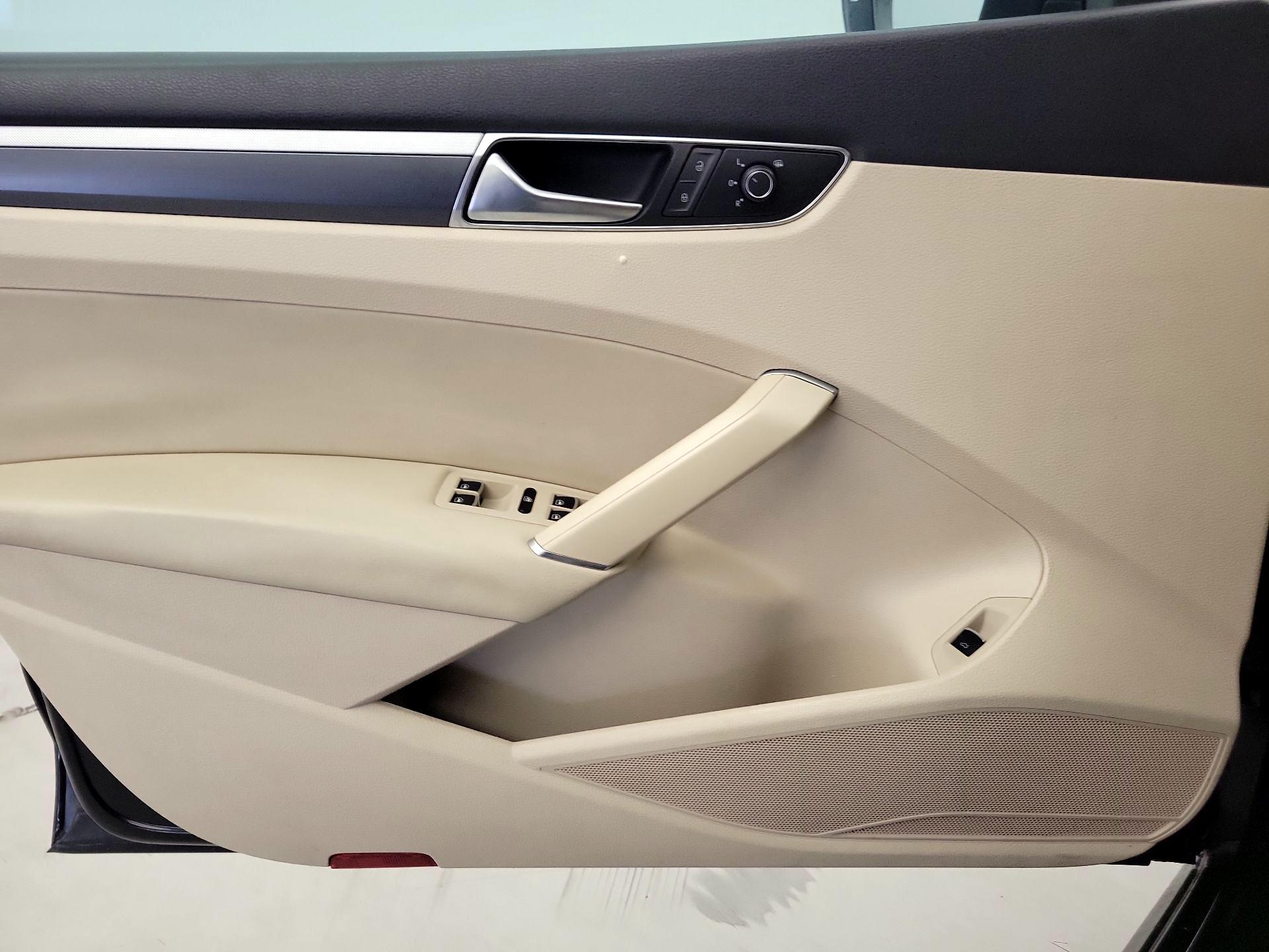 Thumbnail: 2016 Volkswagen Passat - 12