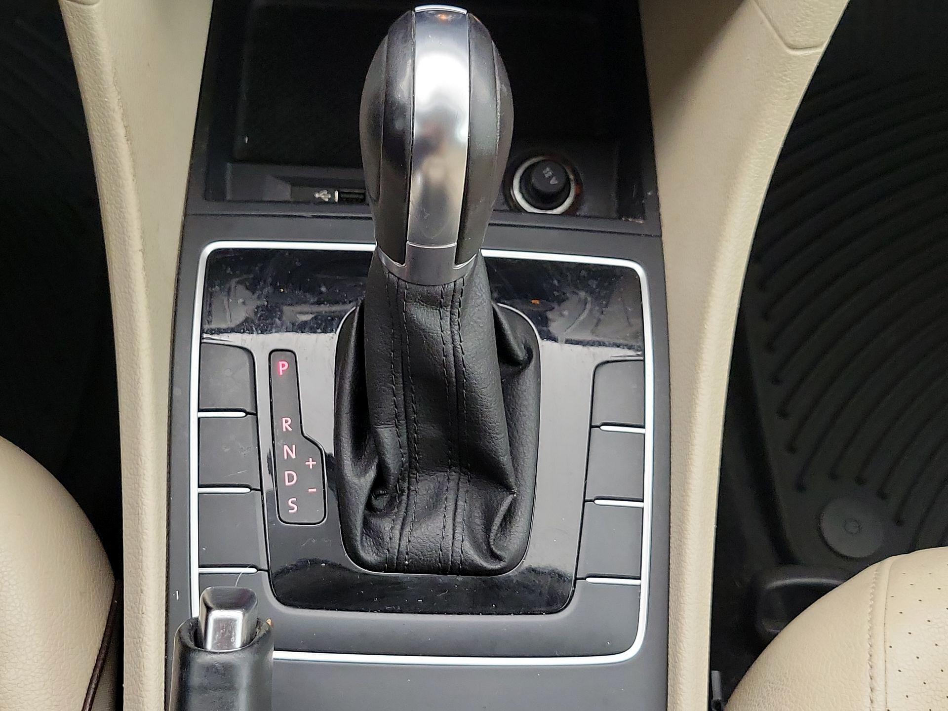 Thumbnail: 2016 Volkswagen Passat - 17