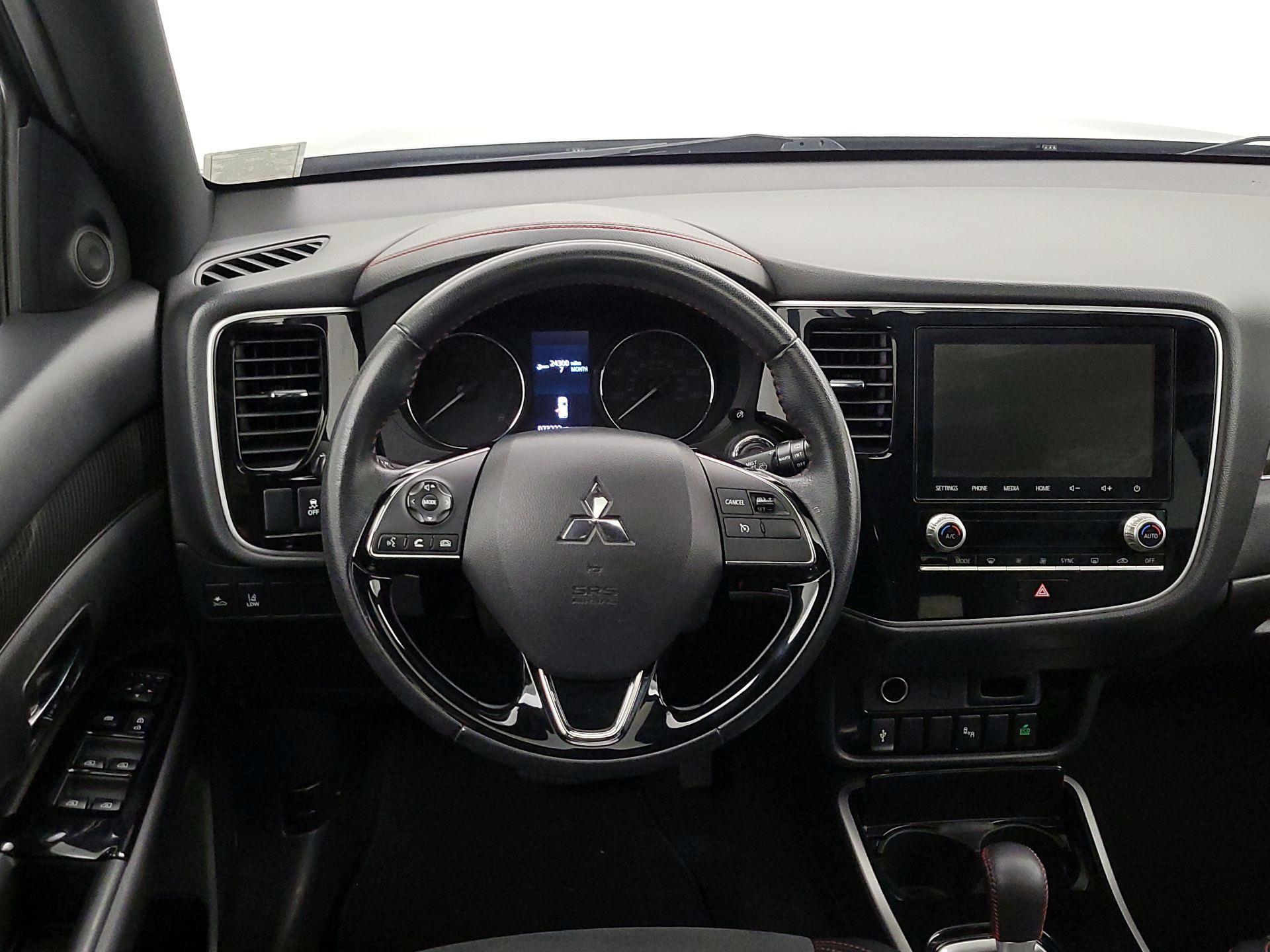 Thumbnail: 2020 Mitsubishi Outlander - 10