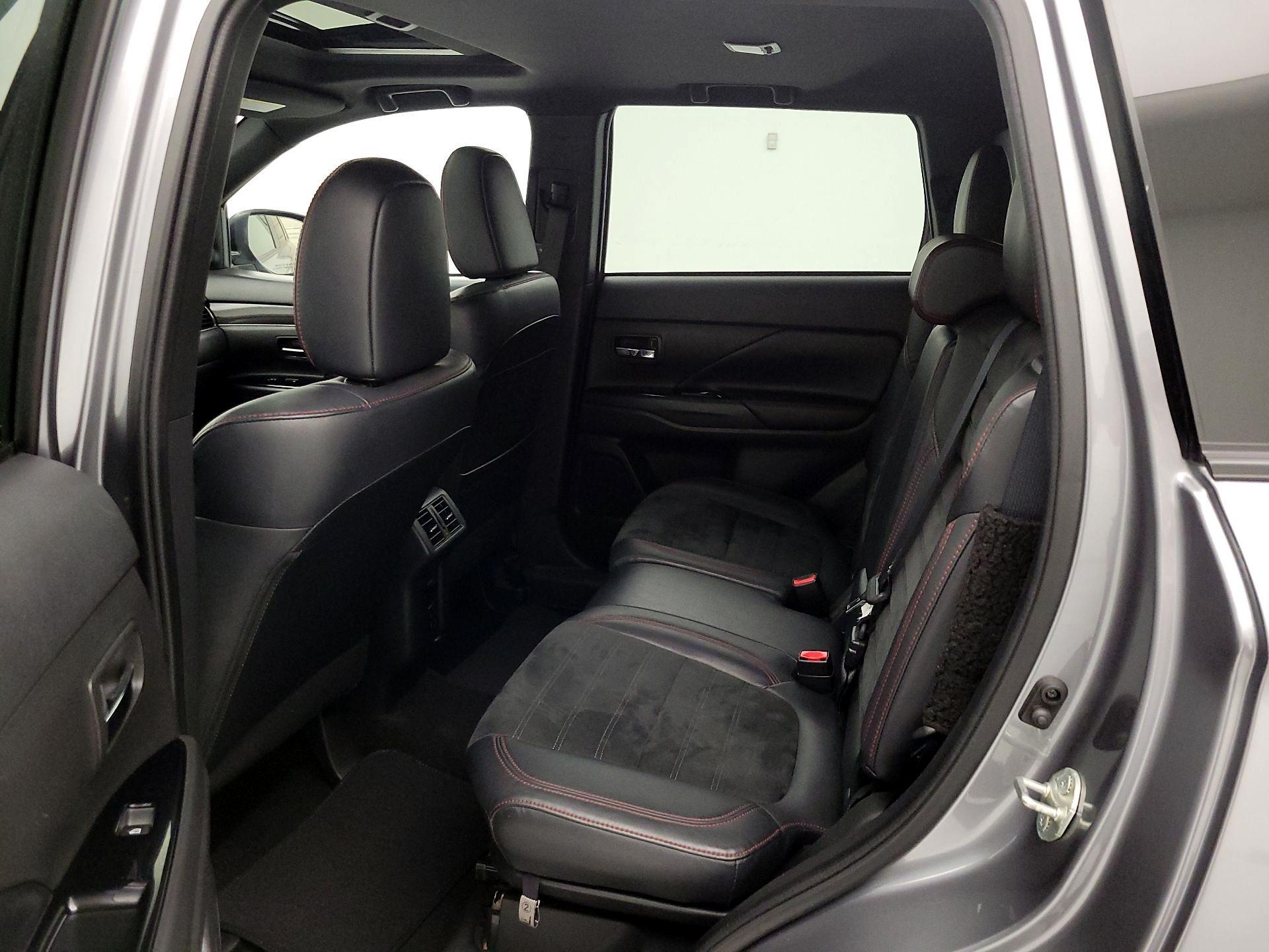Thumbnail: 2020 Mitsubishi Outlander - 19