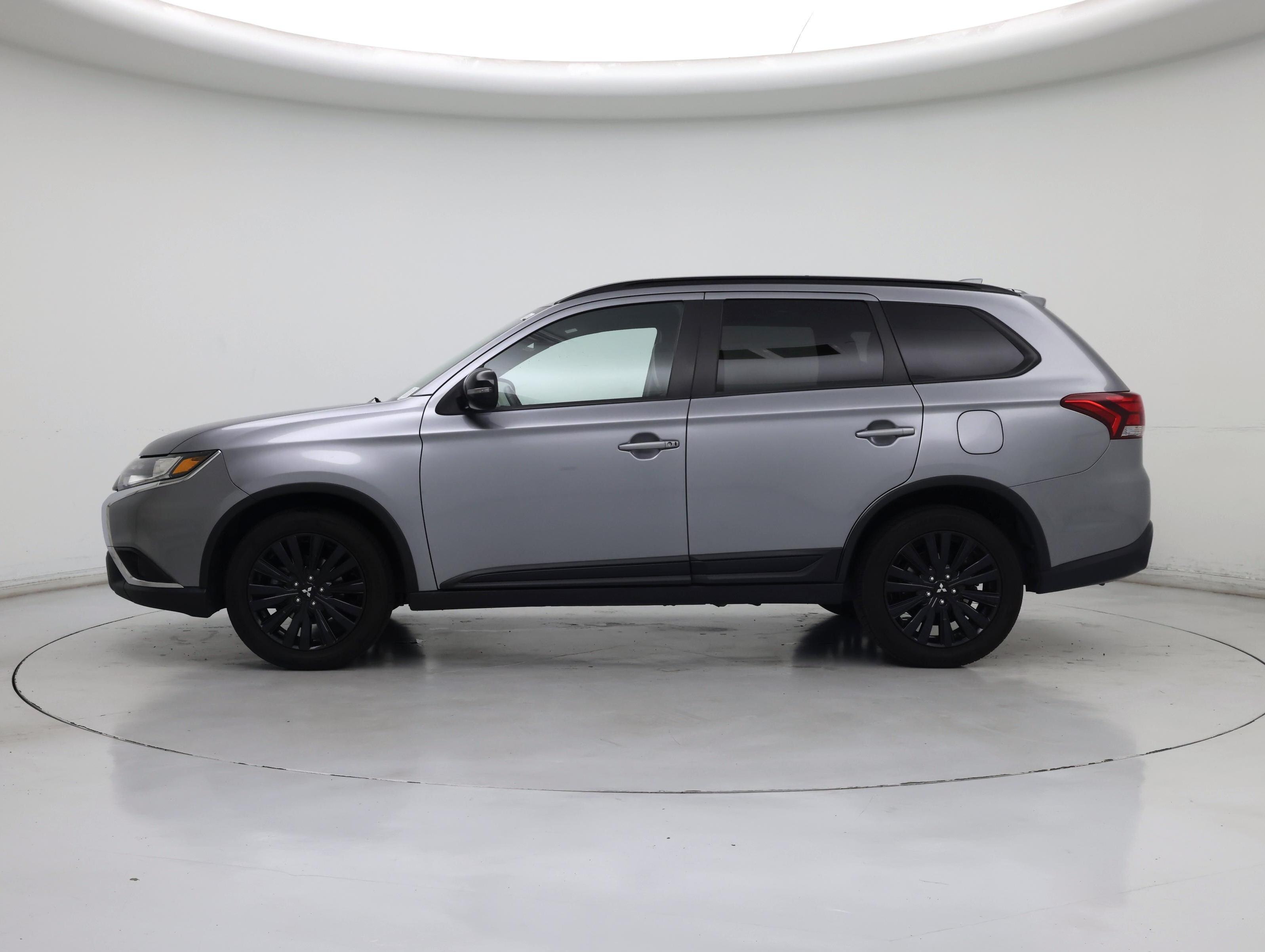 Thumbnail: 2020 Mitsubishi Outlander - 3