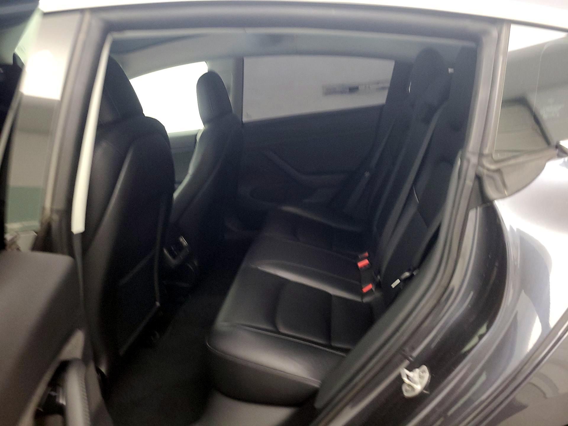 Thumbnail: 2019 Tesla Model 3 - 17